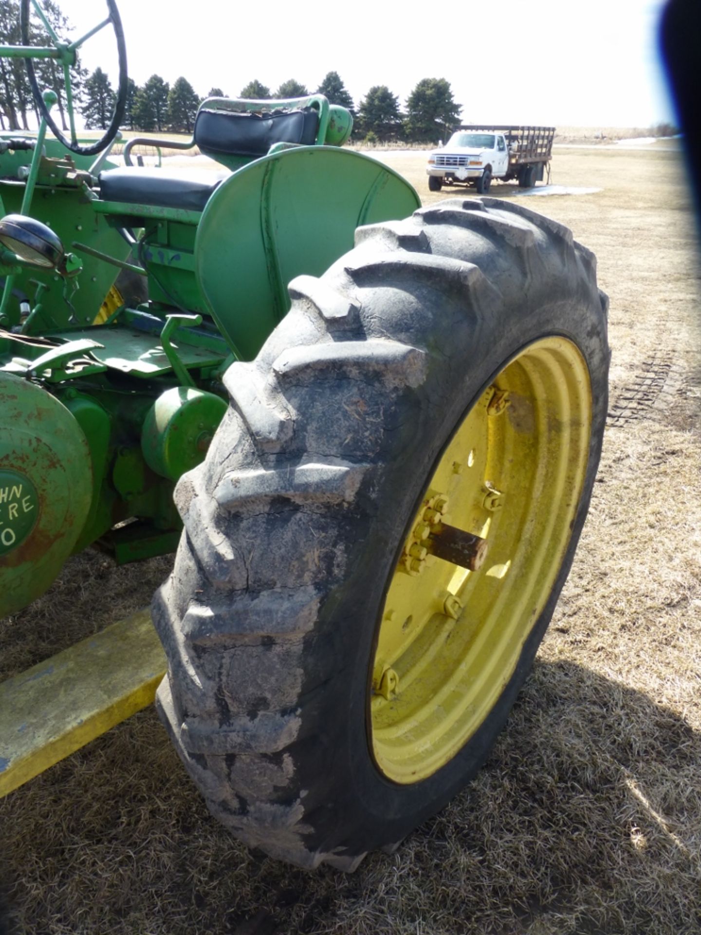 John Deere 60, w.f., gas engine, w/ loader. Missing pin on loader, 3-pt. tranny cover missing - Image 3 of 12