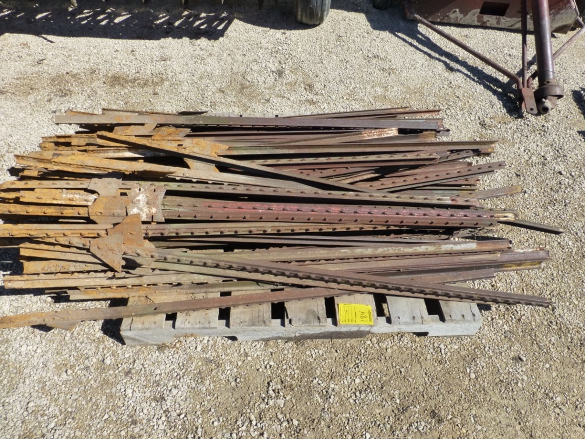 Pallet of fence stakes, 5.5'