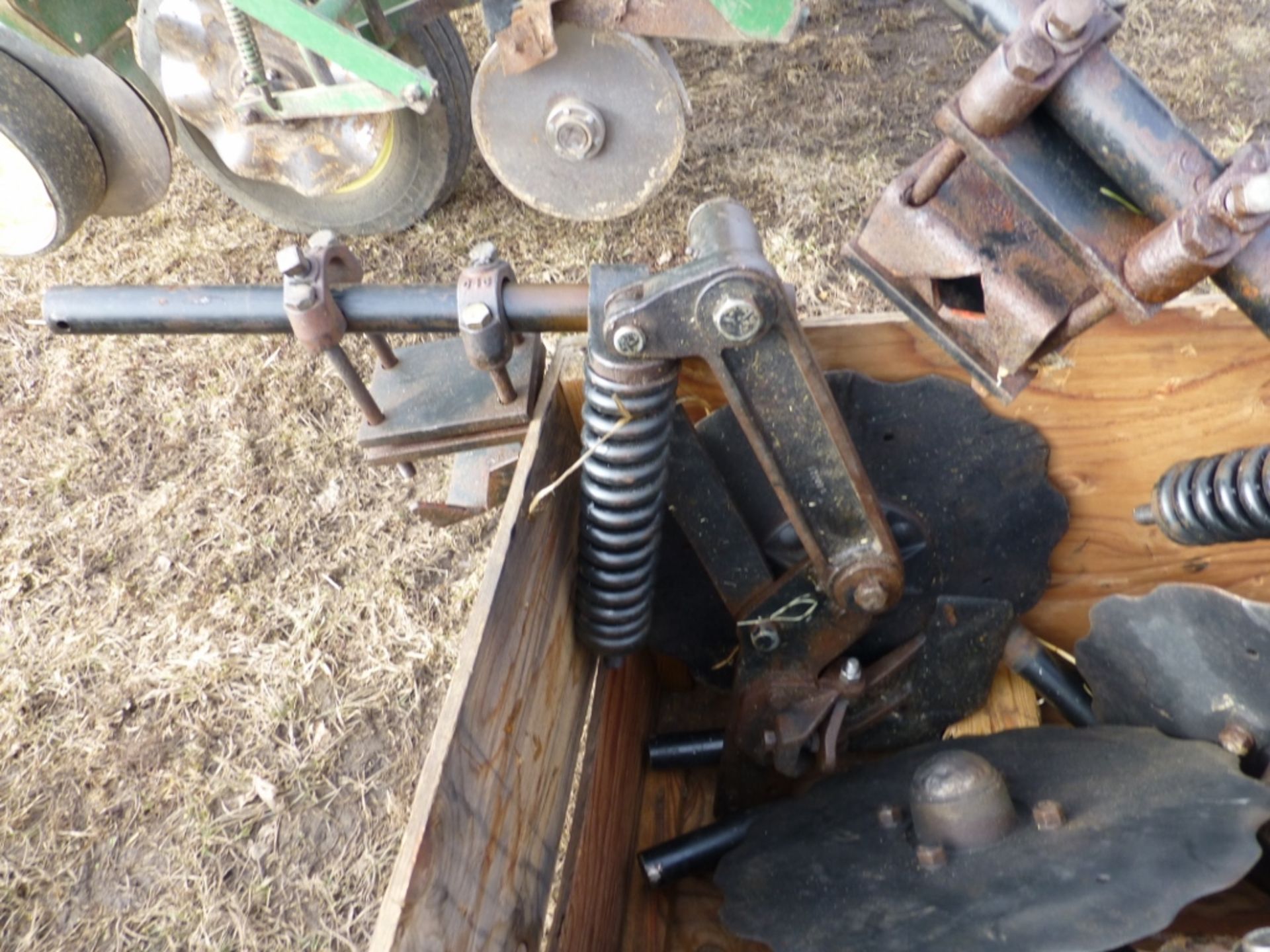 (6) Yetter dry fertilizer disc openers off corn planter. Newer blades. - Image 2 of 3