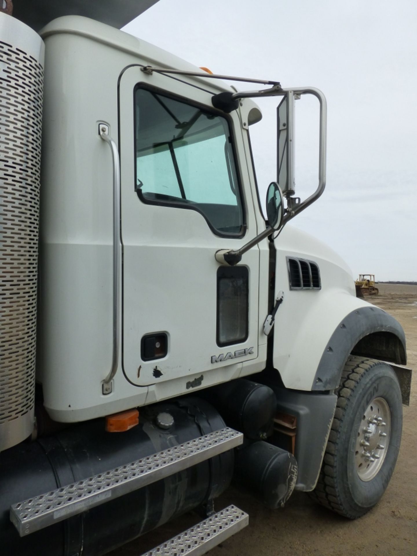 2008 Mack Model GU 713, Maxitorque 10 spd trans. Mack MP7, exhaust burning eliminated, 16' dump box. - Image 9 of 29