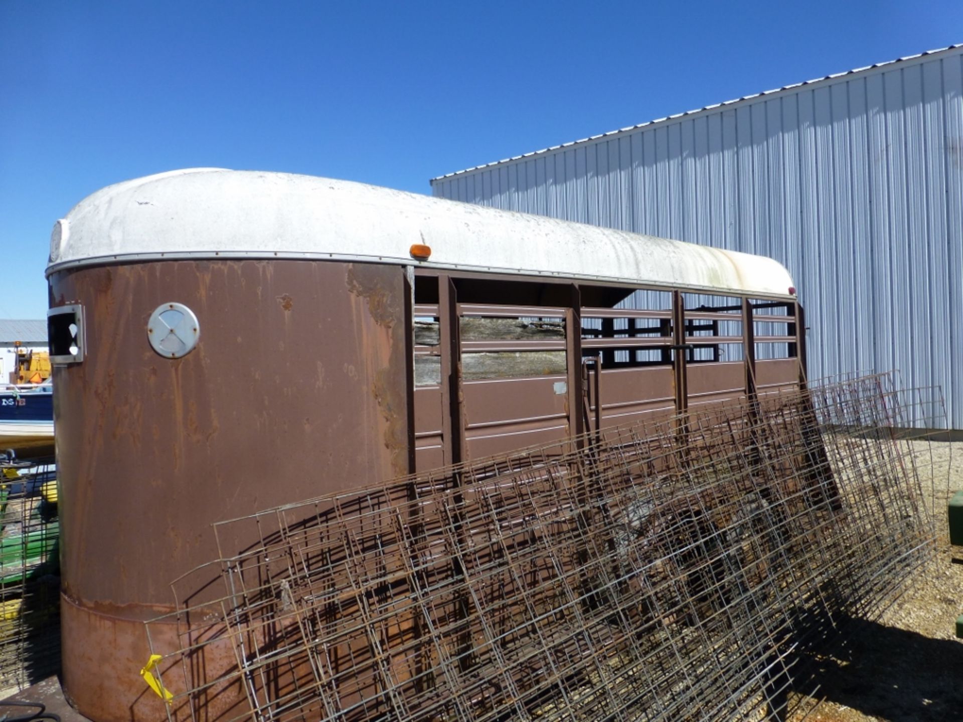 Livestock trailer, approx 14', No title. Needs axle repair - Image 5 of 6