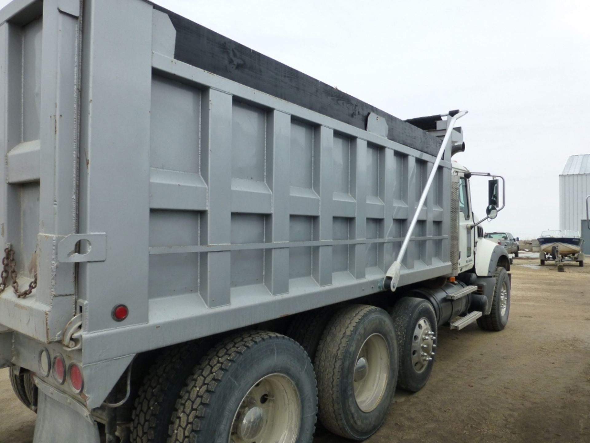 2008 Mack Model GU 713, Maxitorque 10 spd trans. Mack MP7, exhaust burning eliminated, 16' dump box. - Image 22 of 29