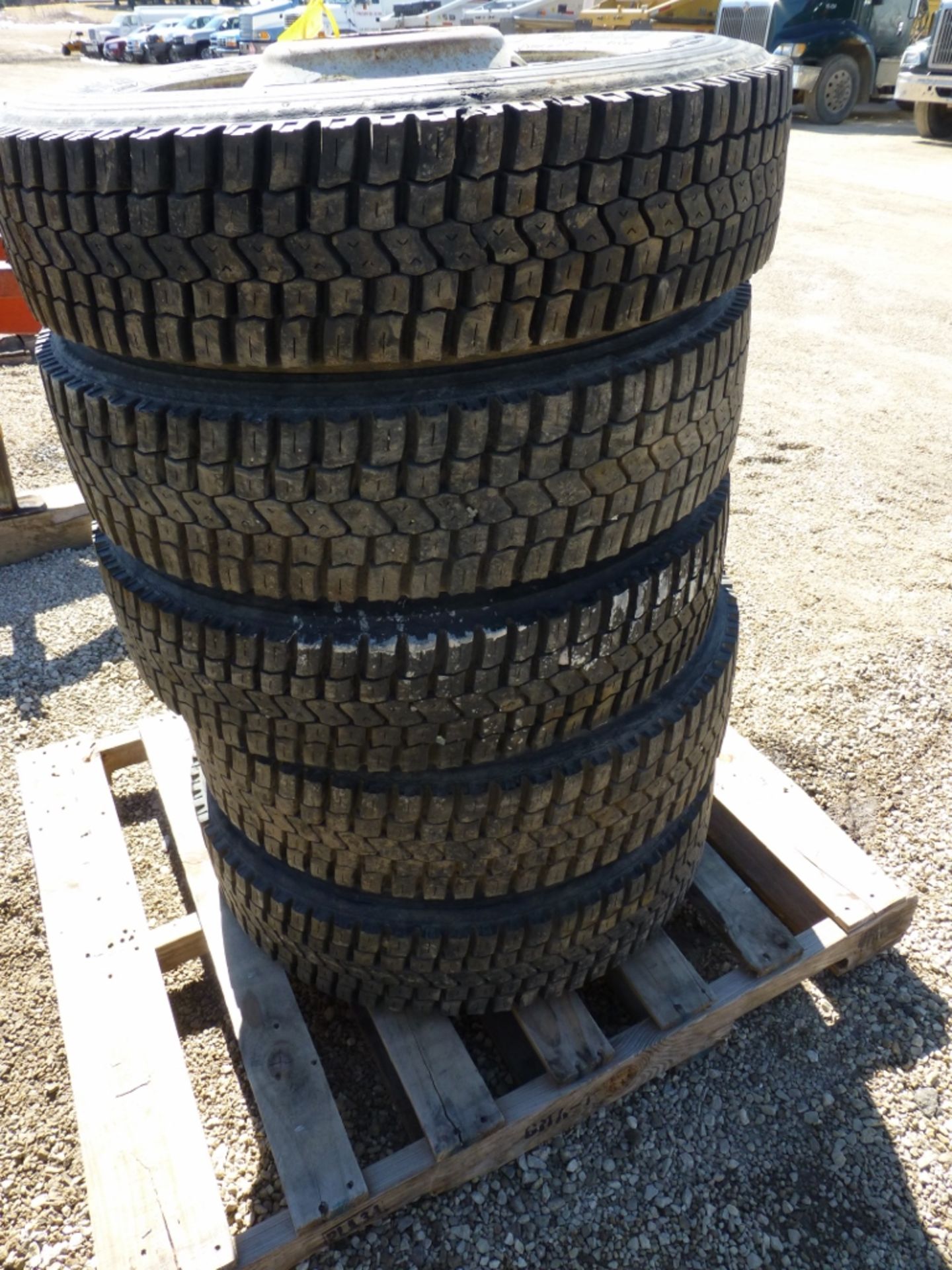 (5) 225/70R 19.5 tires/rims - Image 2 of 5