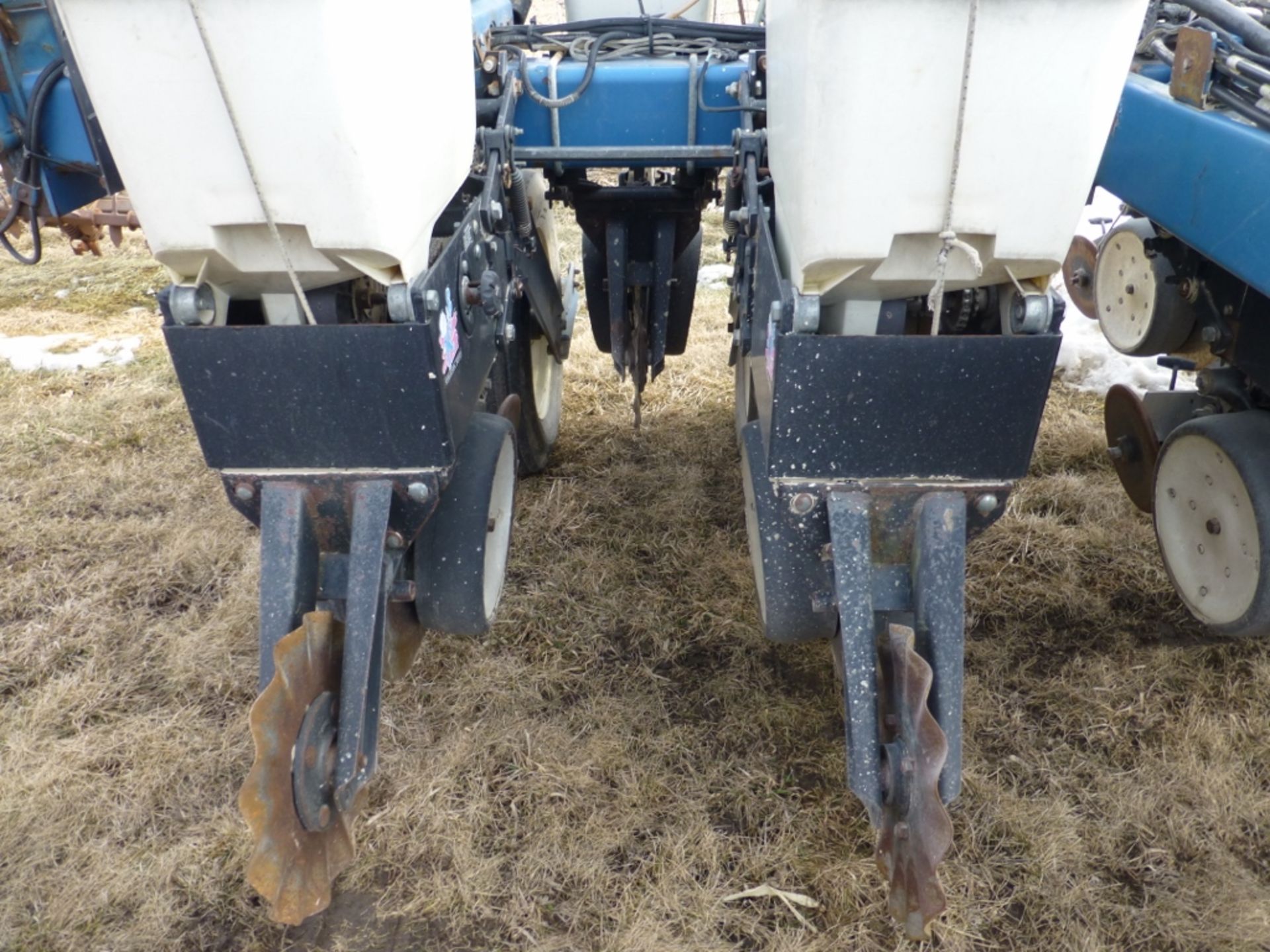 Kinze 3000 6-11 row No-till 30/15" planter with corn and bean plates - Image 8 of 8