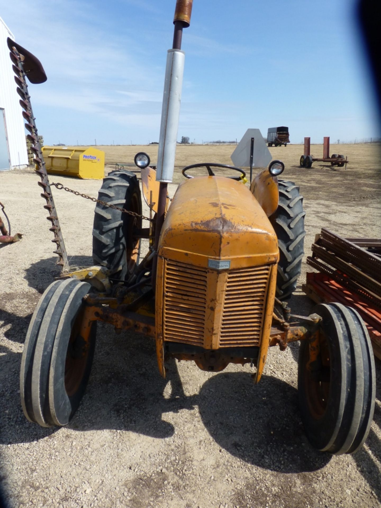 Ferguson Utility tractor, 1950 model. 4cyl. Gas engine, w/ 5' sickle mower. Se: T055122 - Image 2 of 11