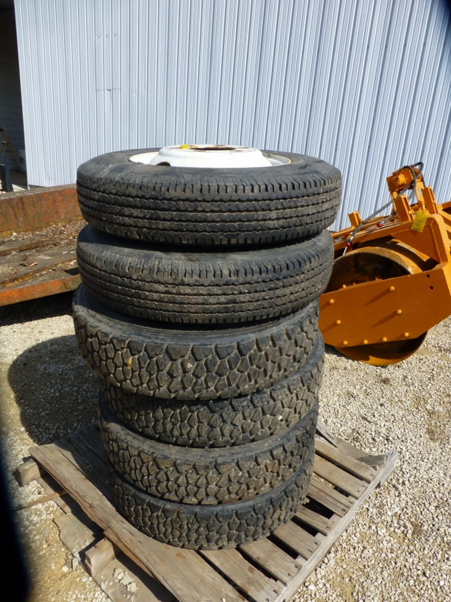 (5) 8R 19.5 tires/rims - Image 2 of 2