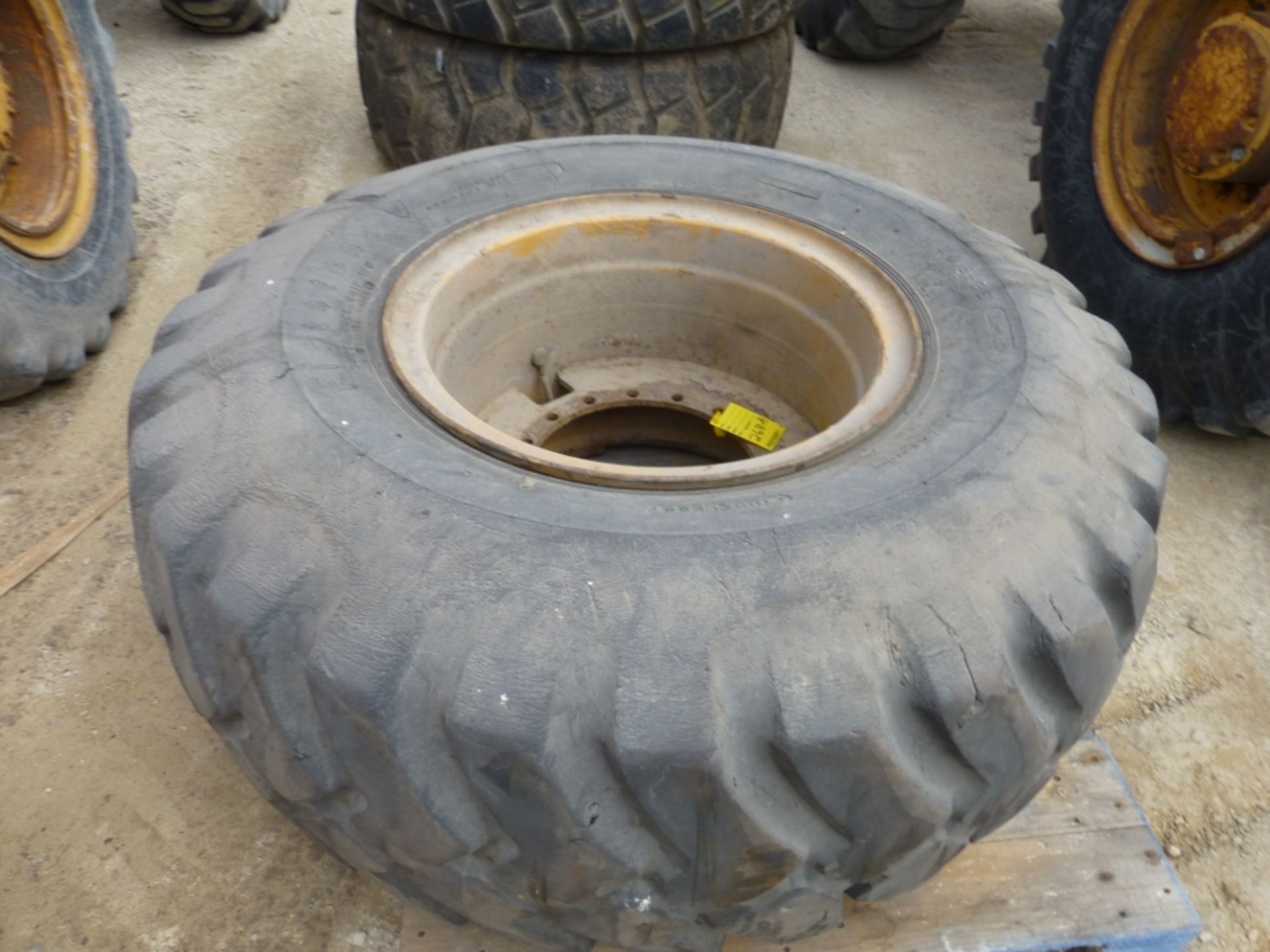 Firestone 20.5-25 tire/rim.