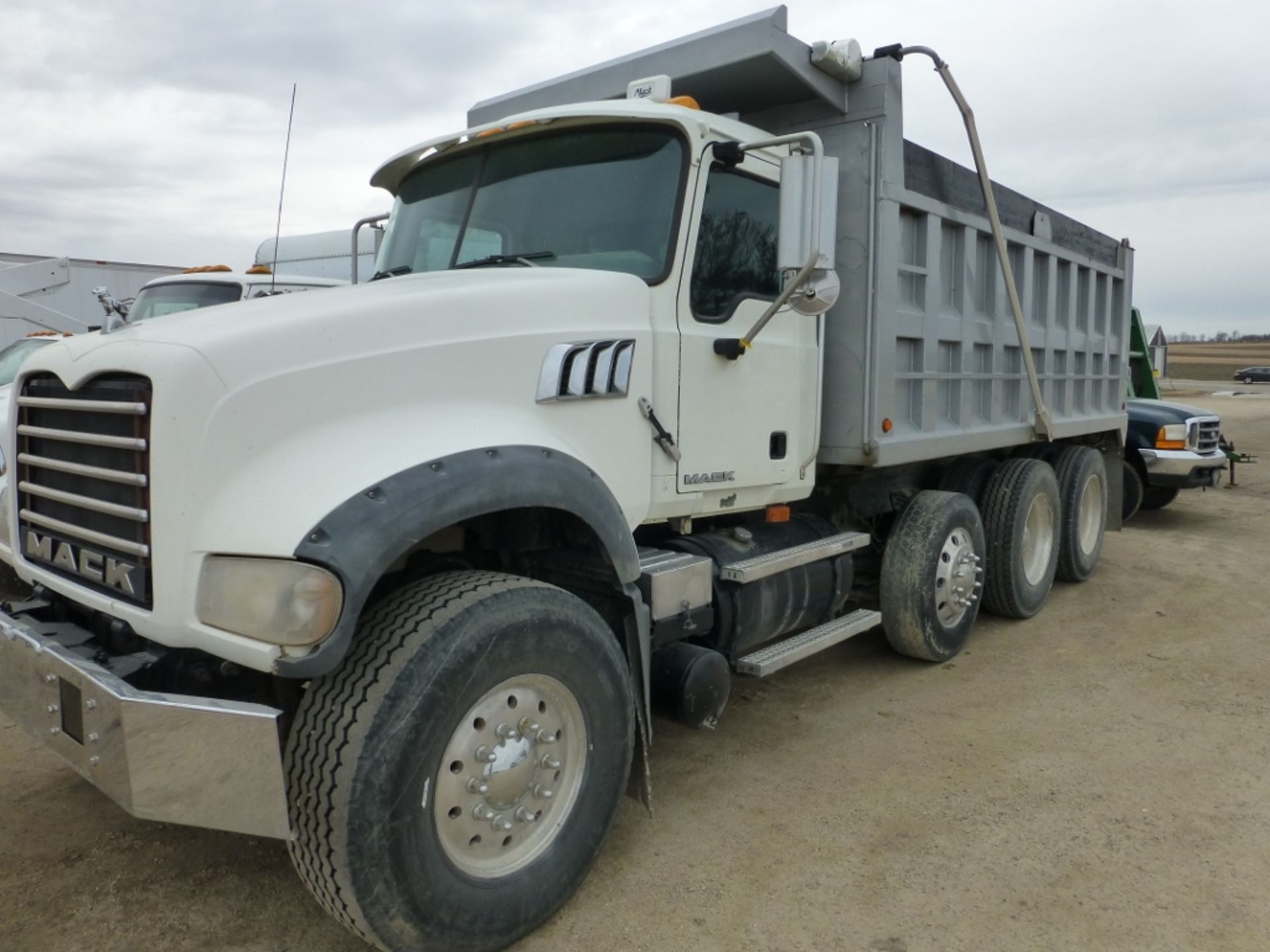 2008 Mack Model GU 713, Maxitorque 10 spd trans. Mack MP7, exhaust burning eliminated, 16' dump box. - Image 13 of 29