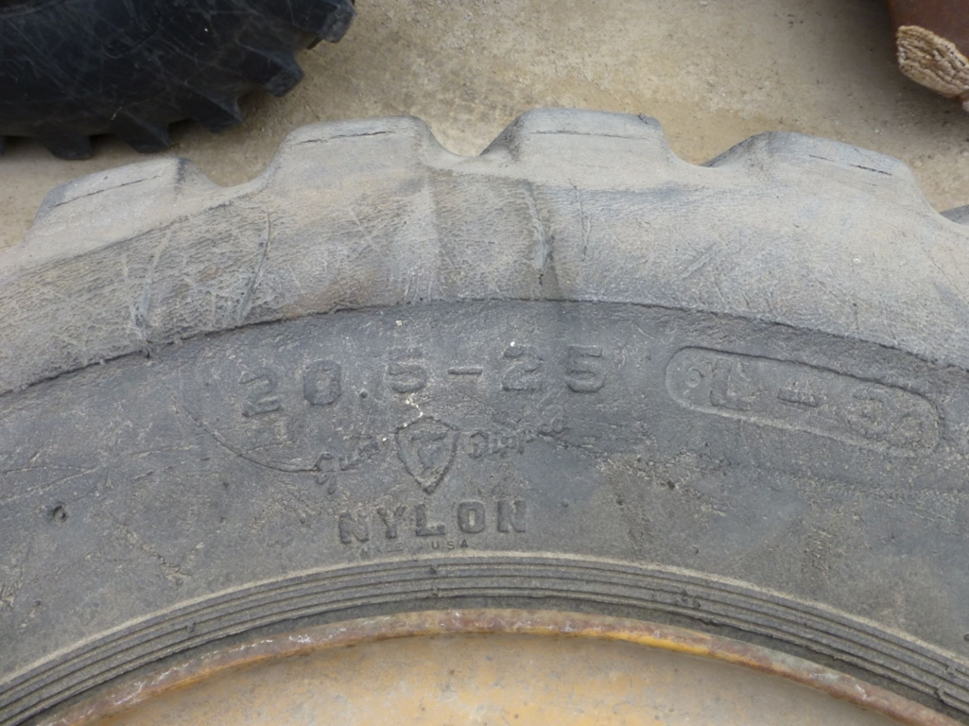 Firestone 20.5-25 tire/rim. - Image 2 of 4