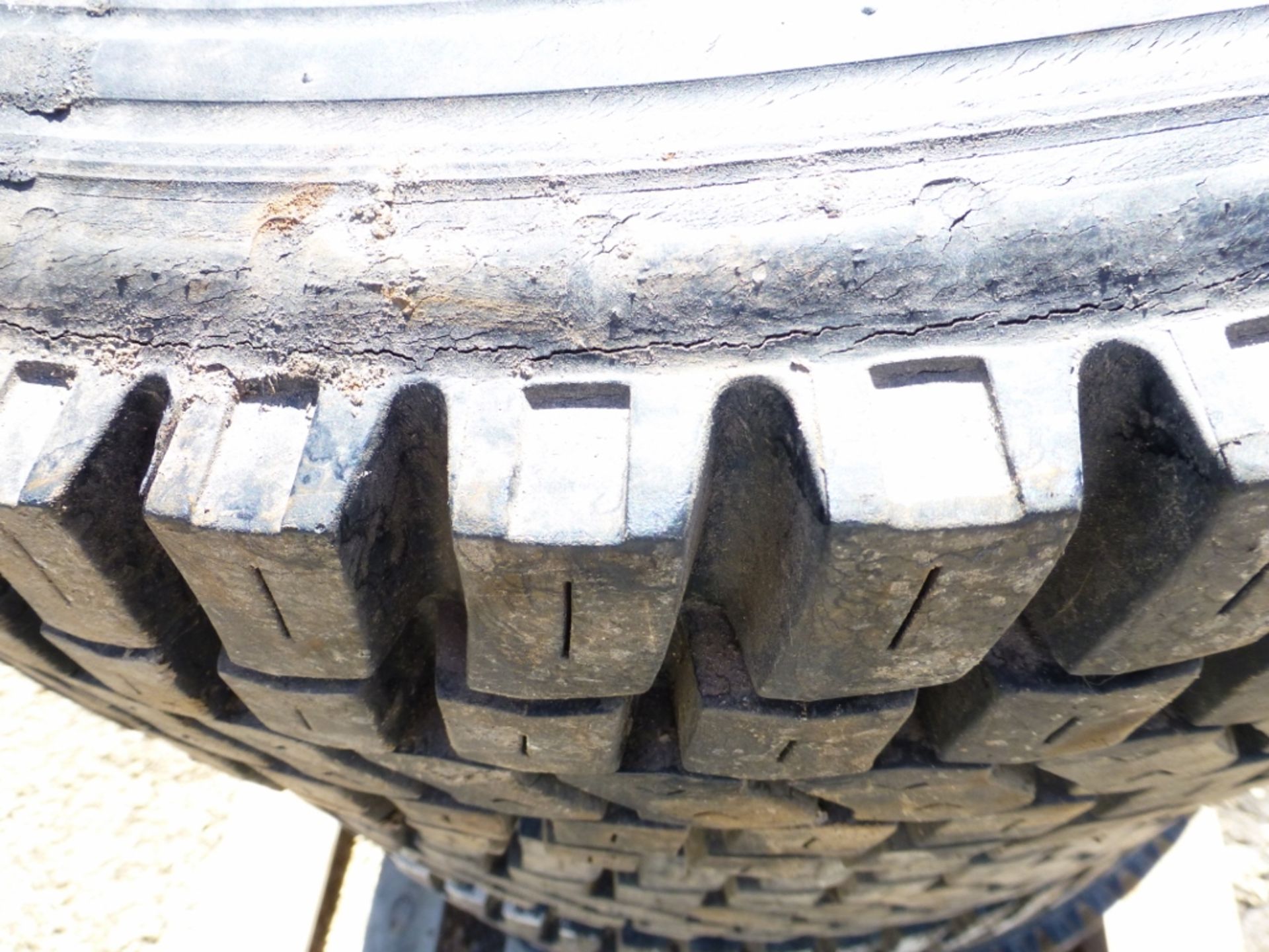 (5) 225/70R 19.5 tires/rims - Image 5 of 5