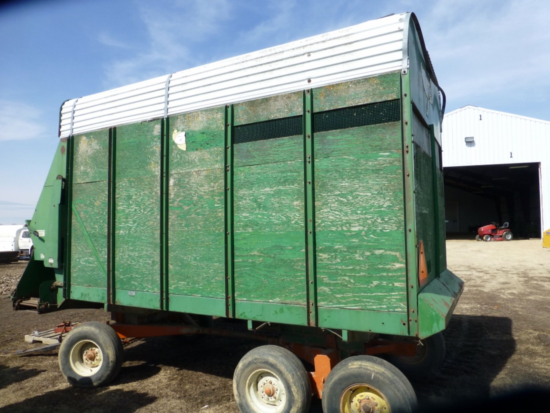 Badger forage box w/ Minnesota tandem running gear - Image 9 of 13