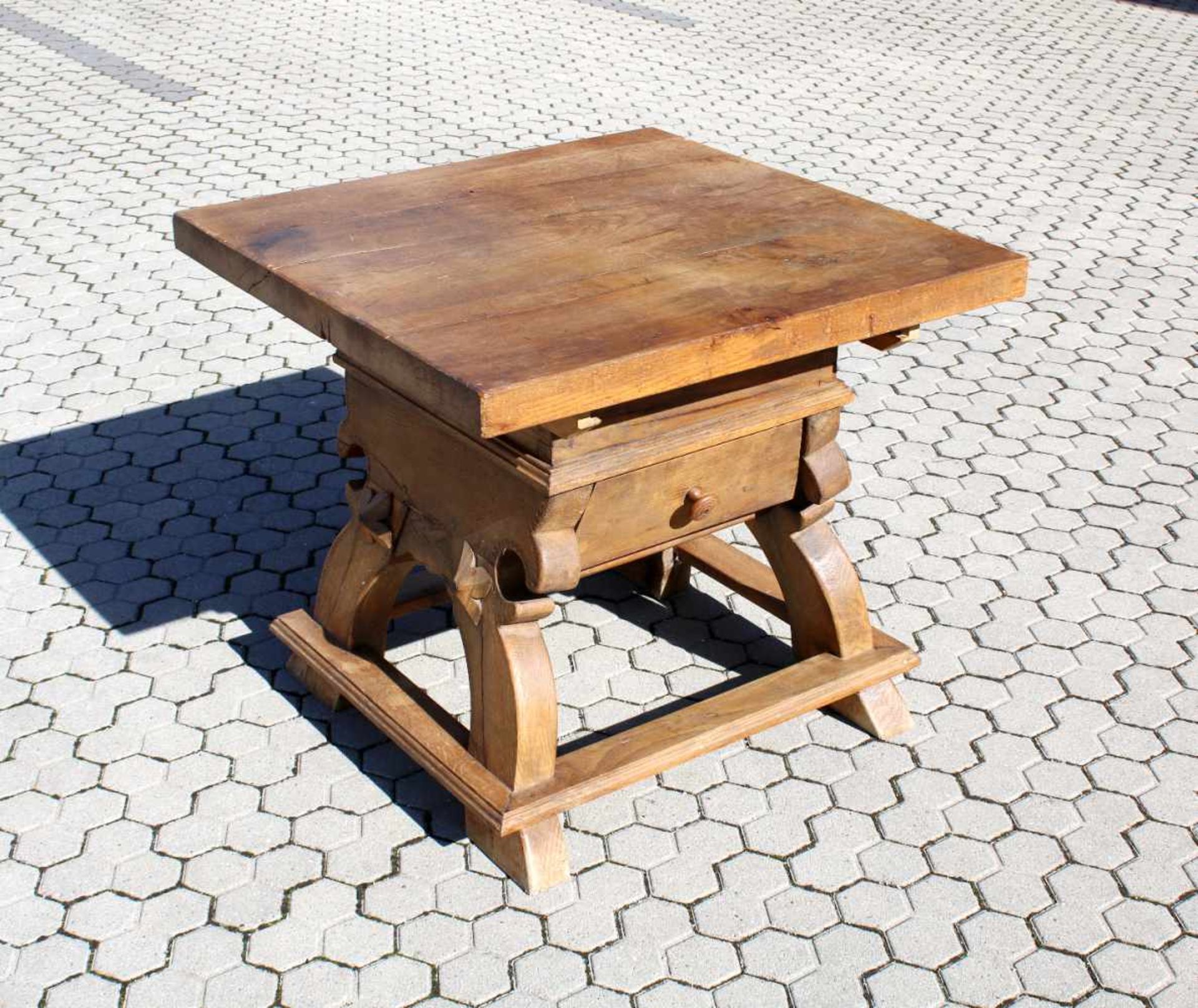 Rhöntisch / Jockeltisch - 18. Jahrhundert Massives Eichenholz, ausgestellte Beine mit umlaufender