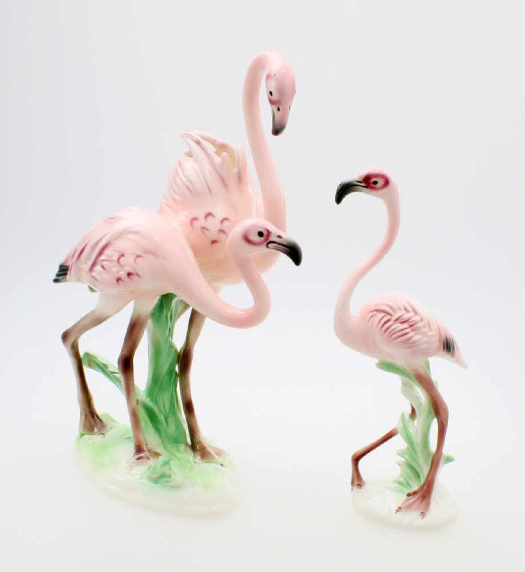 Goebel 2 Flamingos Polychrome Unterglasurmalerei, Pressnr. 3868834. Höhe: 34 cm; Pressnr. 3860926.
