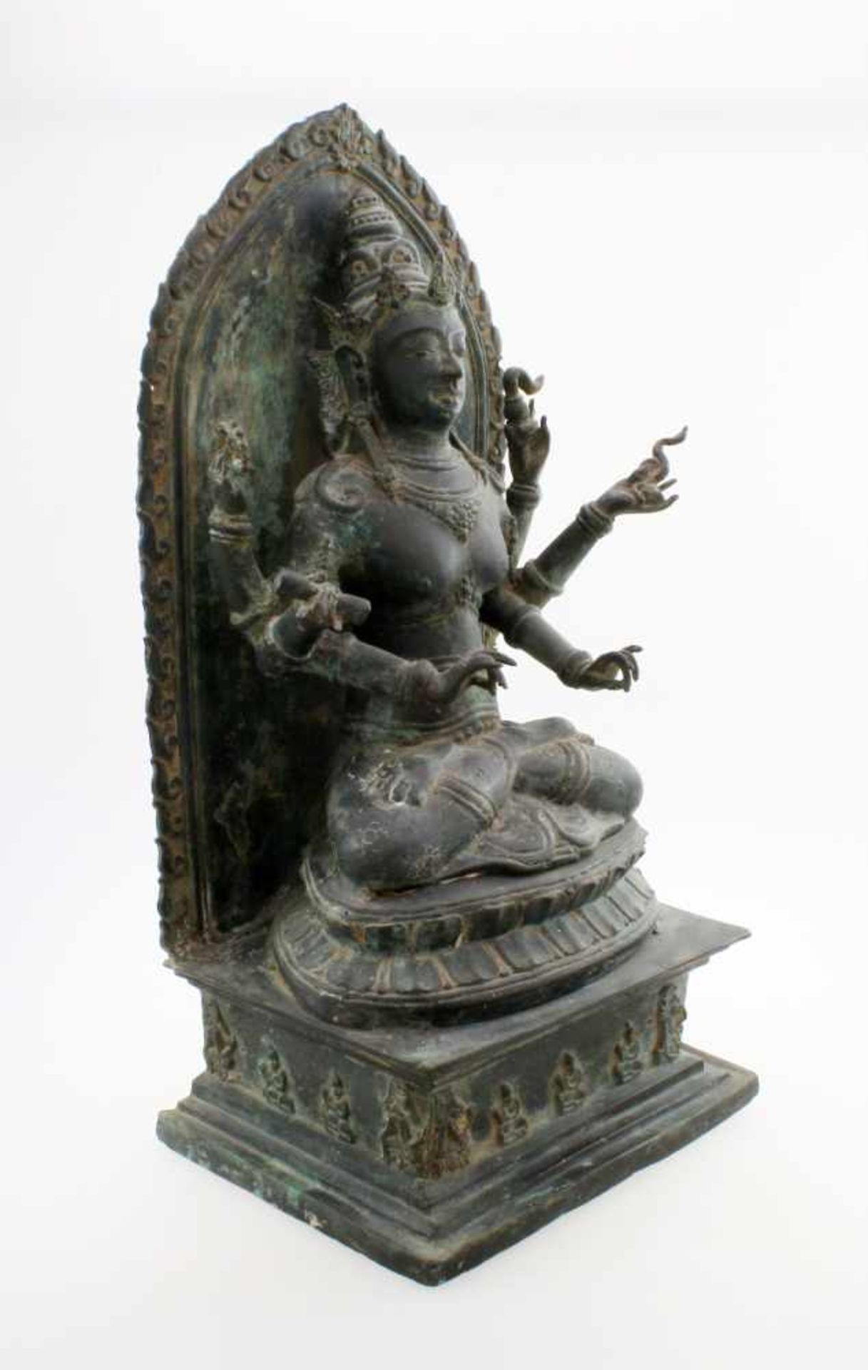 Tibet / Nepal - Bronzeskulptur "Guanyin / Avalokiteshvara" 19. Jahrhundert Gegossen in der - Bild 2 aus 7