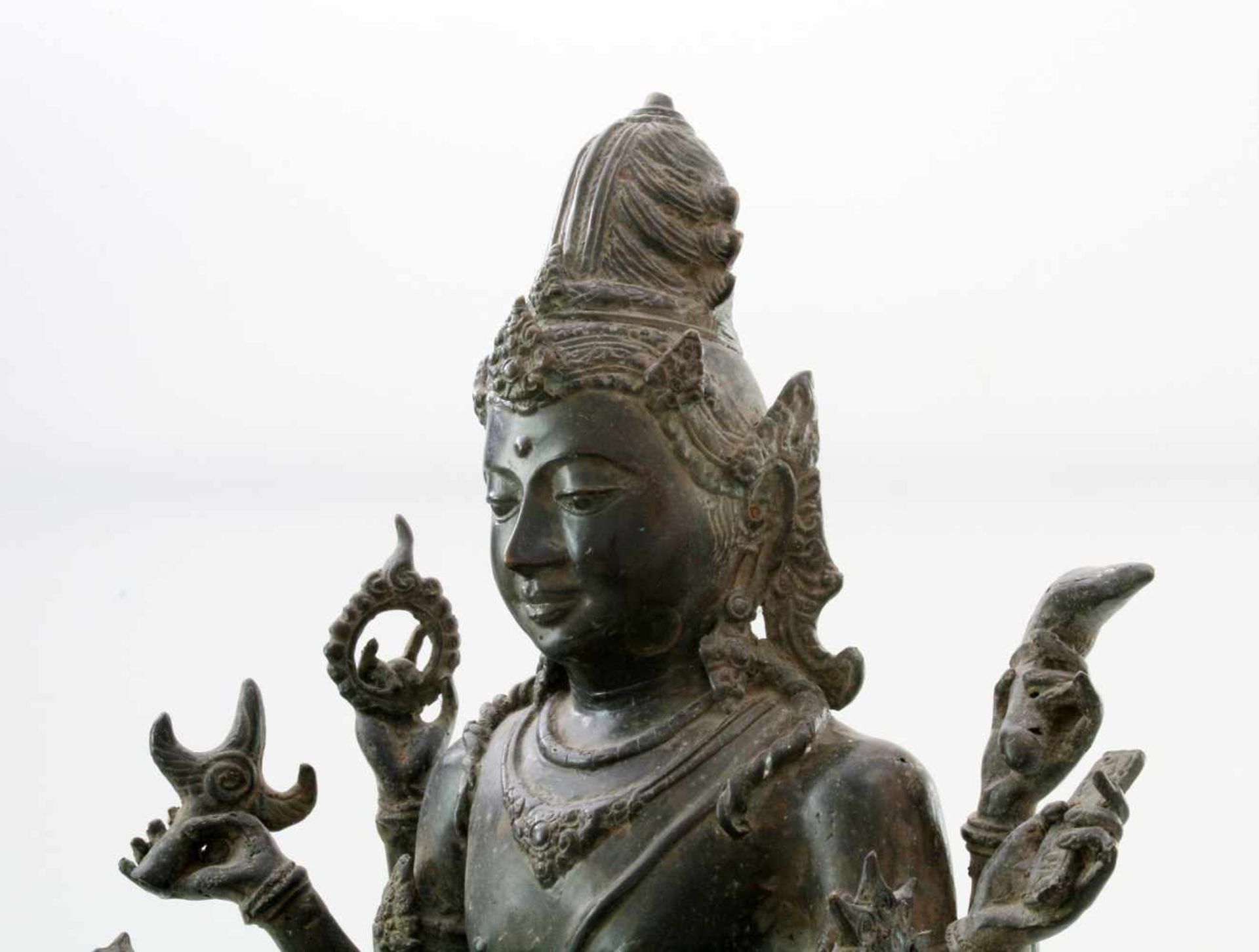 Tibet / Nepal - Bronzeskulptur "Avalokiteshvara" 19. Jahrhundert Gegossen in der verlorenen Form. - Bild 7 aus 7