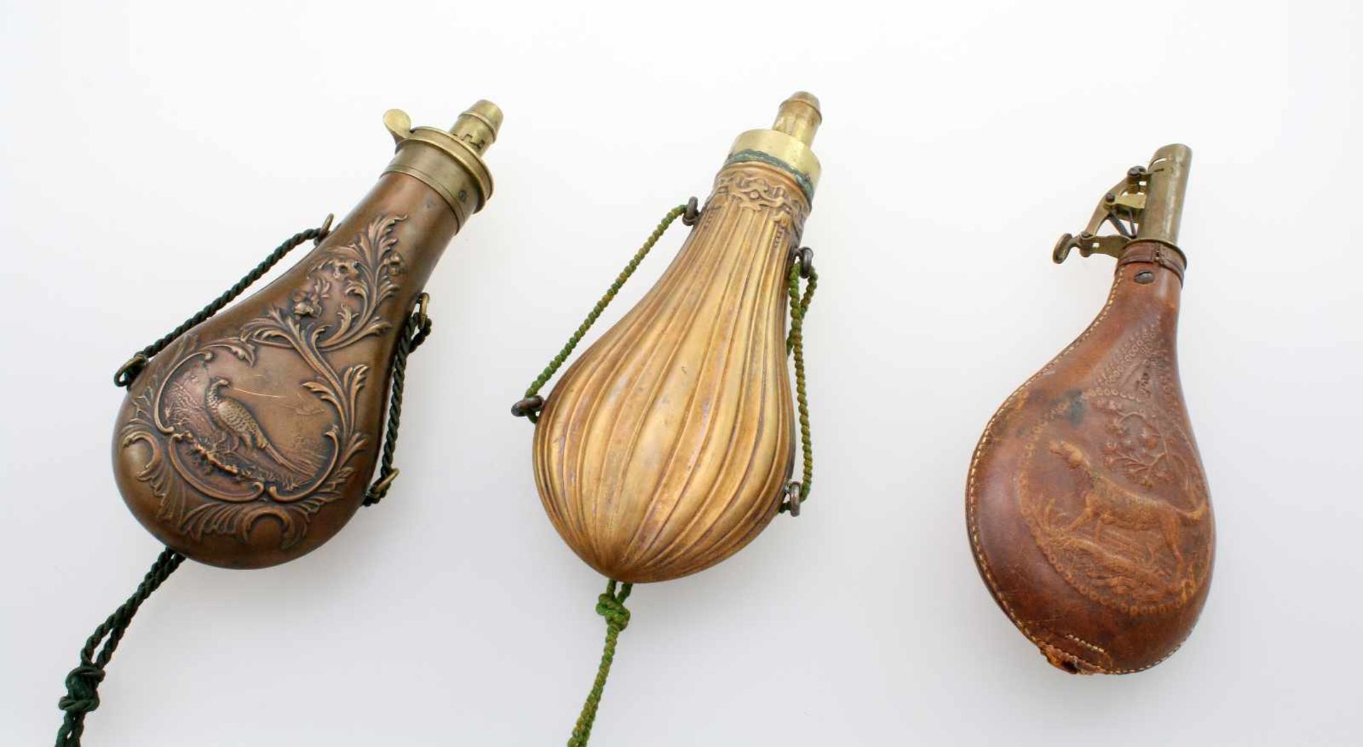 2 Pulverflaschen, 1 Schrotbeutel - 19. Jahrhundert Schrotbeutel Lederkorpus, gepresster Dekor,