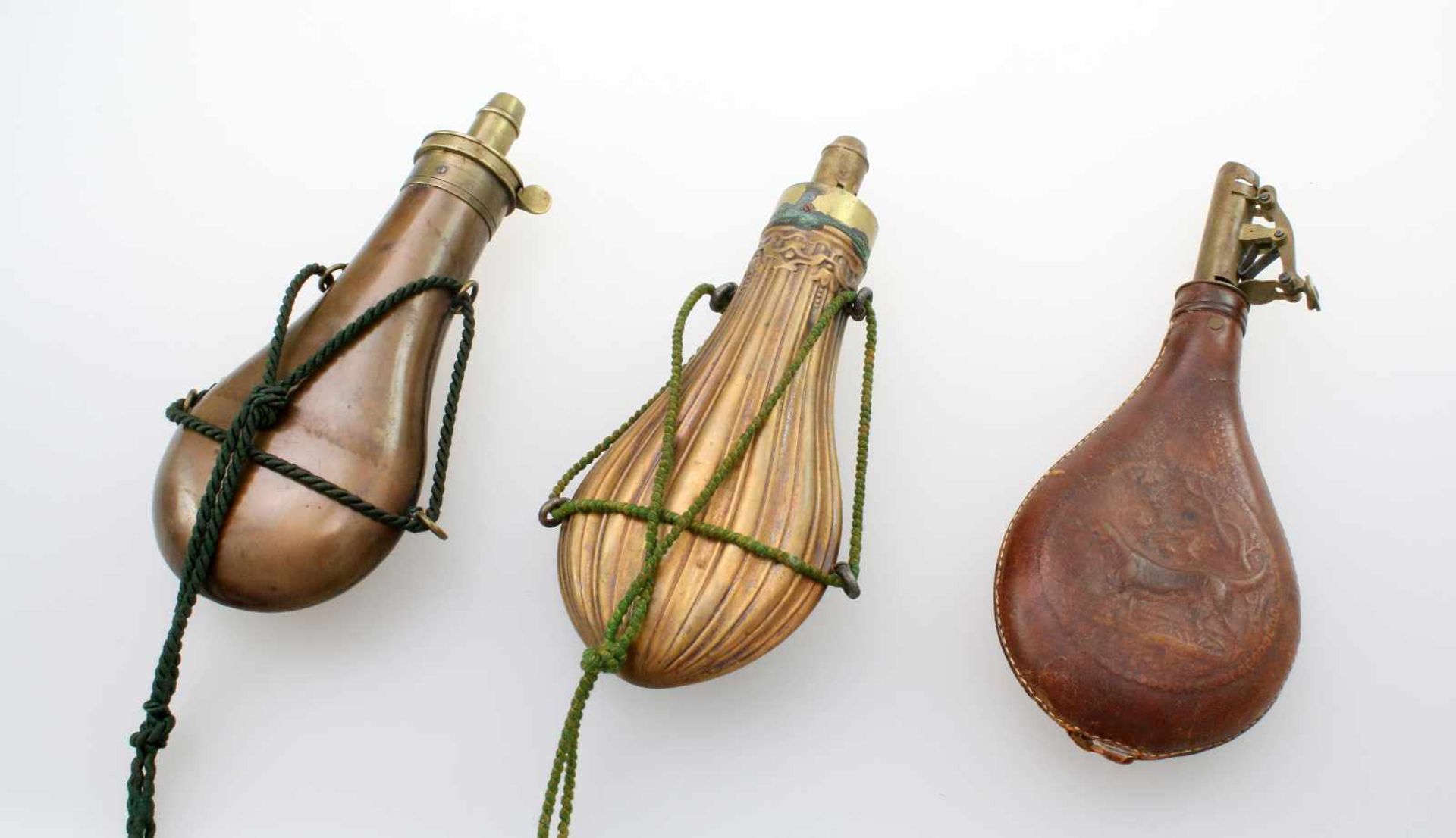 2 Pulverflaschen, 1 Schrotbeutel - 19. Jahrhundert Schrotbeutel Lederkorpus, gepresster Dekor, - Bild 2 aus 5