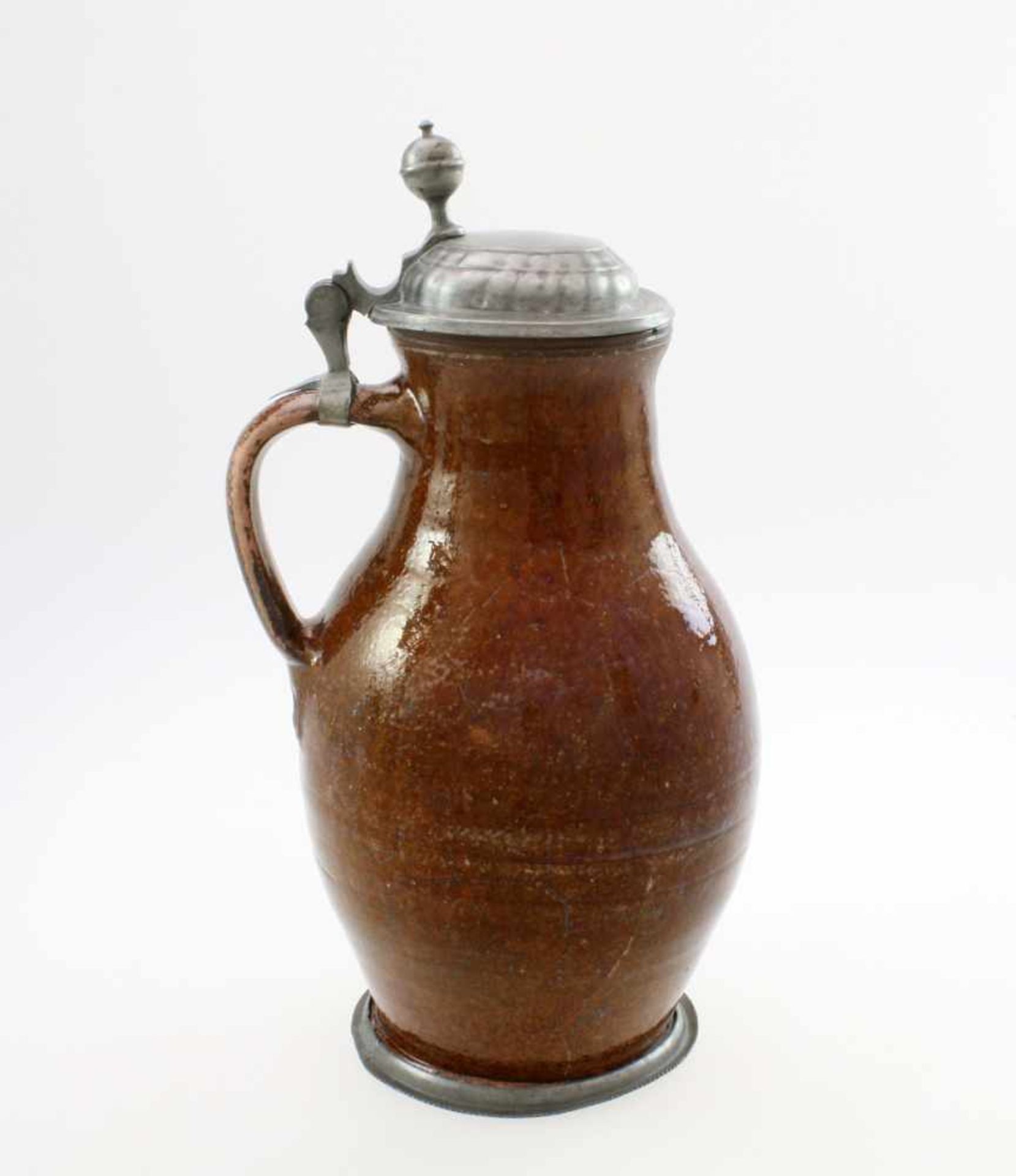 Großer Bunzlauer Krug - 1. Hälfte 19.Jahrhundert Lehmglasiertes, braunes Steinzeug, bauchiger