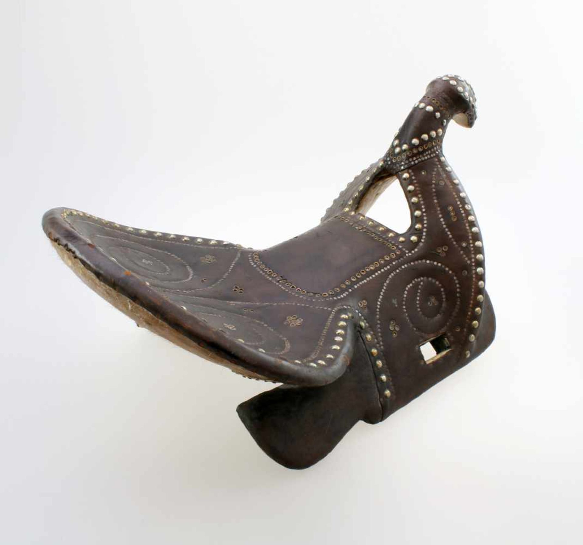 Persischer Sattel Holz geschnitzt, Oberfläche lederbezogen, Oberseite braunes Leder, reich mit - Bild 2 aus 4