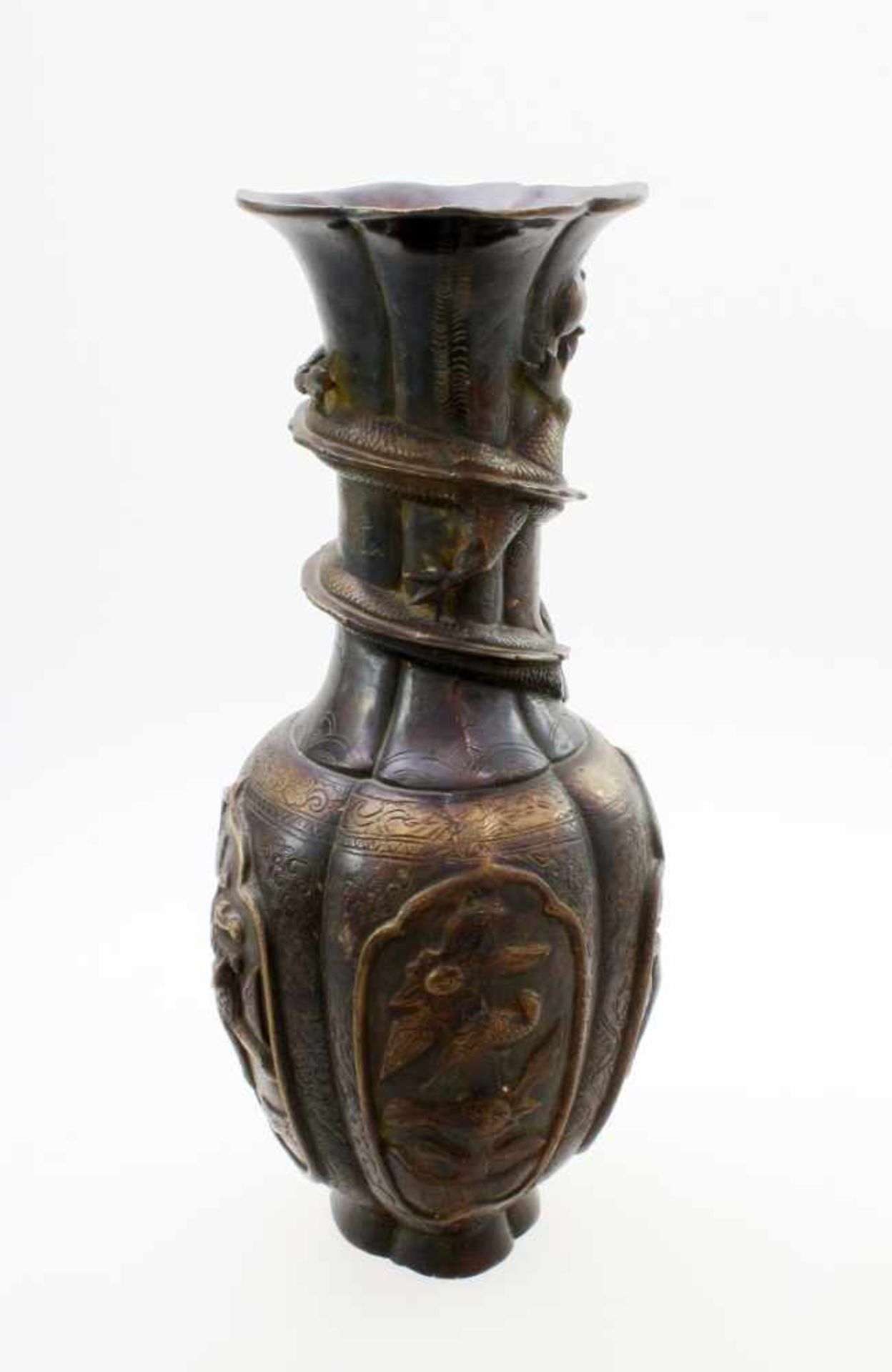 China - Bronzevase um 1900 Balusterförmiger, kannelierter Korpus, zur Mündung umlaufender, - Bild 2 aus 5