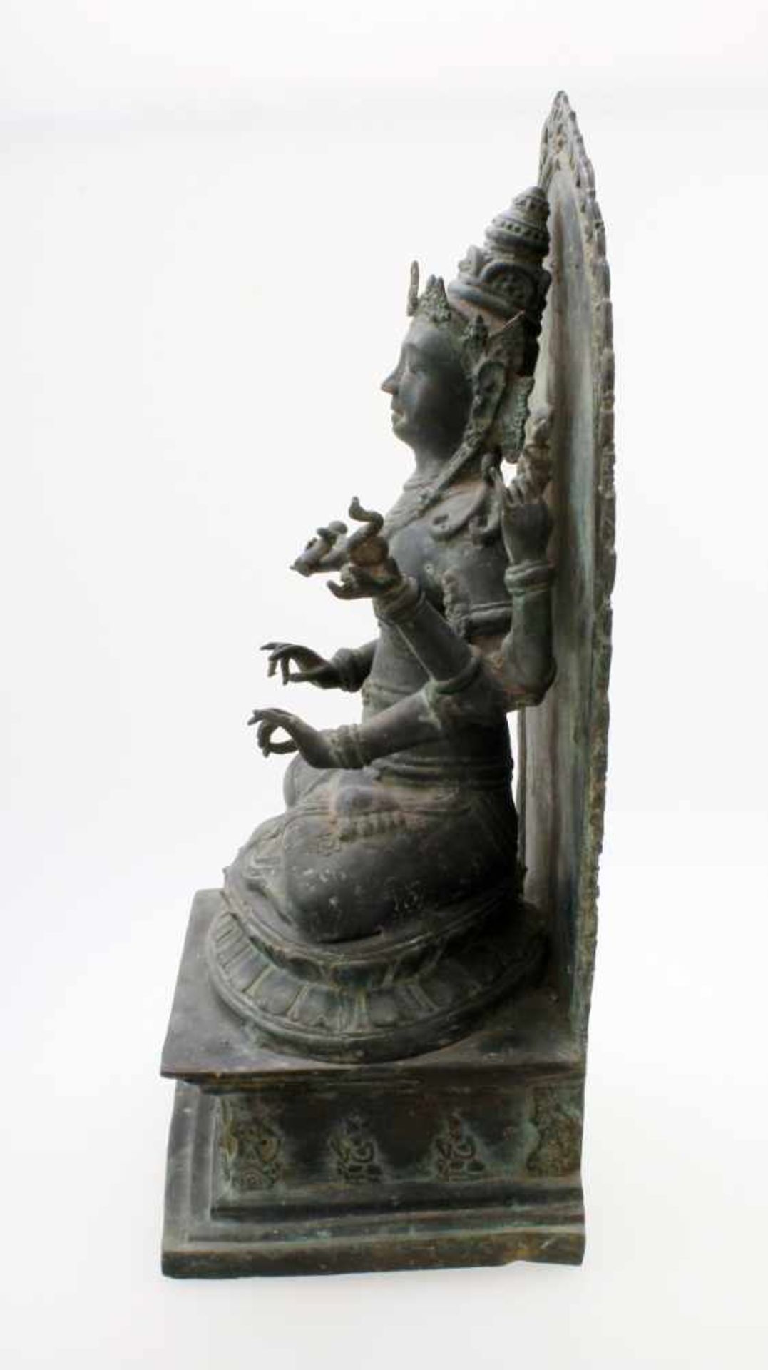 Tibet / Nepal - Bronzeskulptur "Guanyin / Avalokiteshvara" 19. Jahrhundert Gegossen in der - Bild 4 aus 7