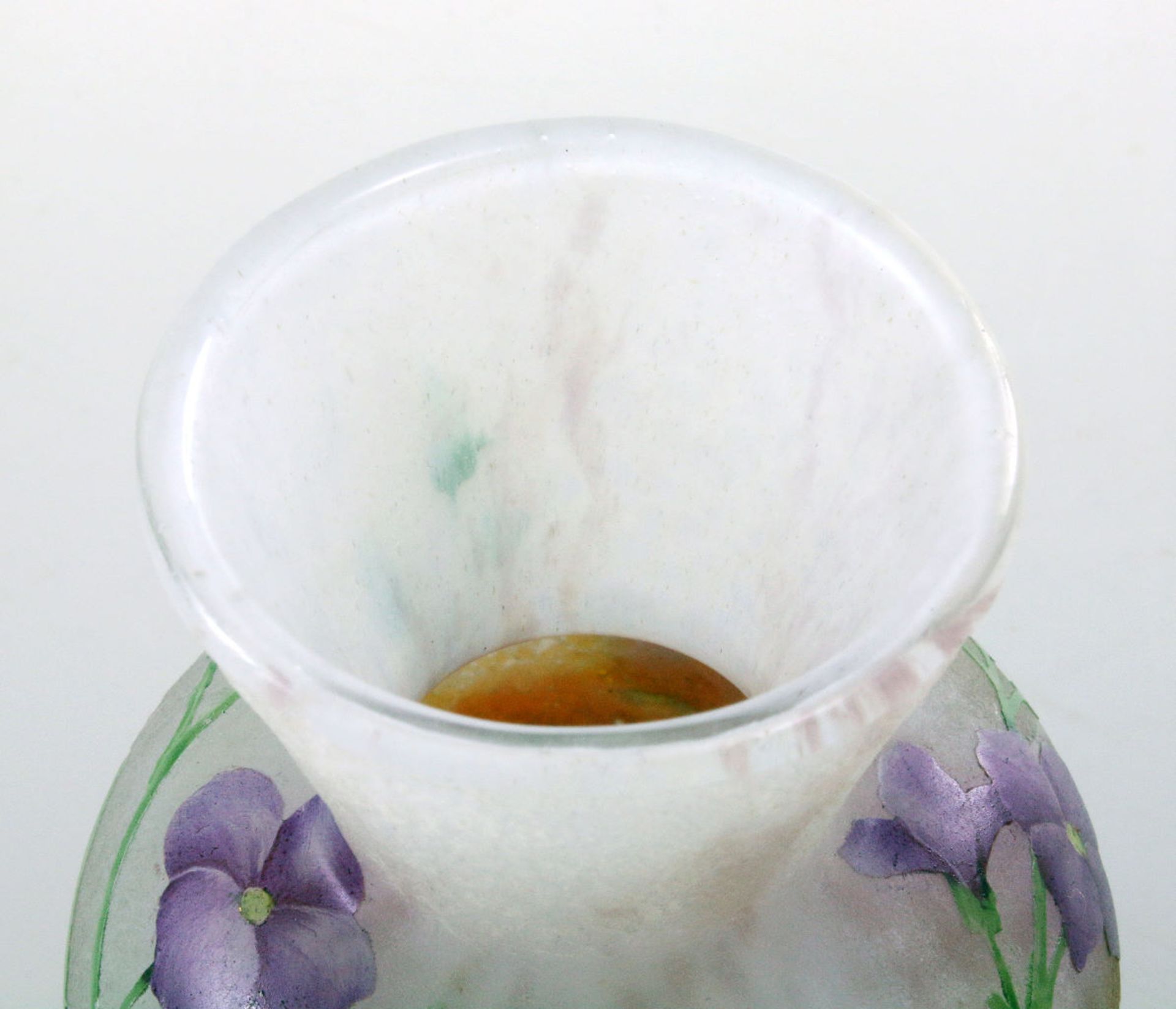 Miniaturvase Daum Freres Nancy - um 1910 Farbloses Glas, opaker Überfang, violette und orange - Bild 4 aus 5