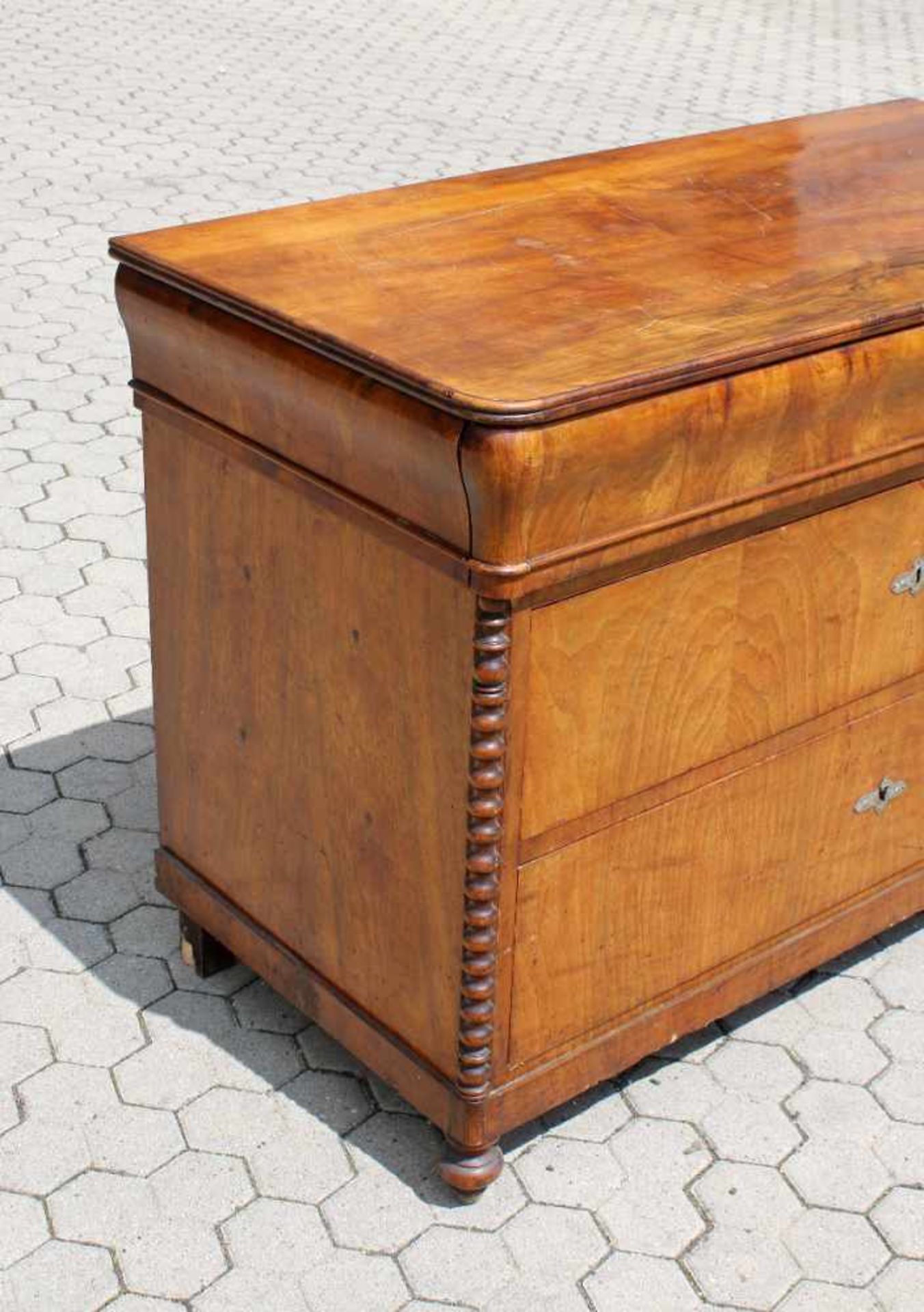 Biedermeier Kommode - um 1830/40 Nussbaum, teilweise Wurzelholz, 3-schübig, Seiten mit - Bild 6 aus 8