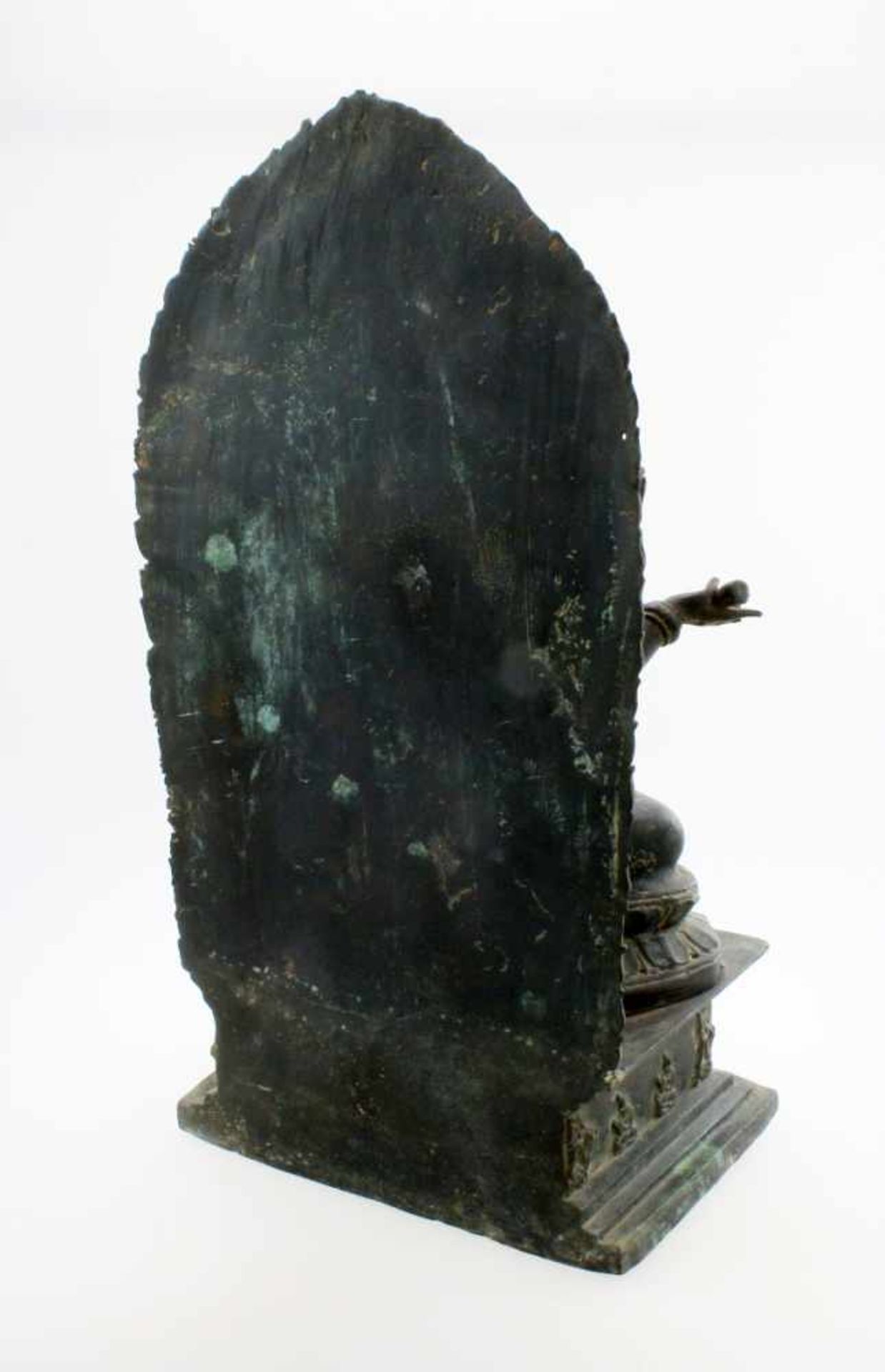 Tibet / Nepal - Bronzeskulptur "Guanyin / Avalokiteshvara" 19. Jahrhundert Gegossen in der - Image 3 of 7