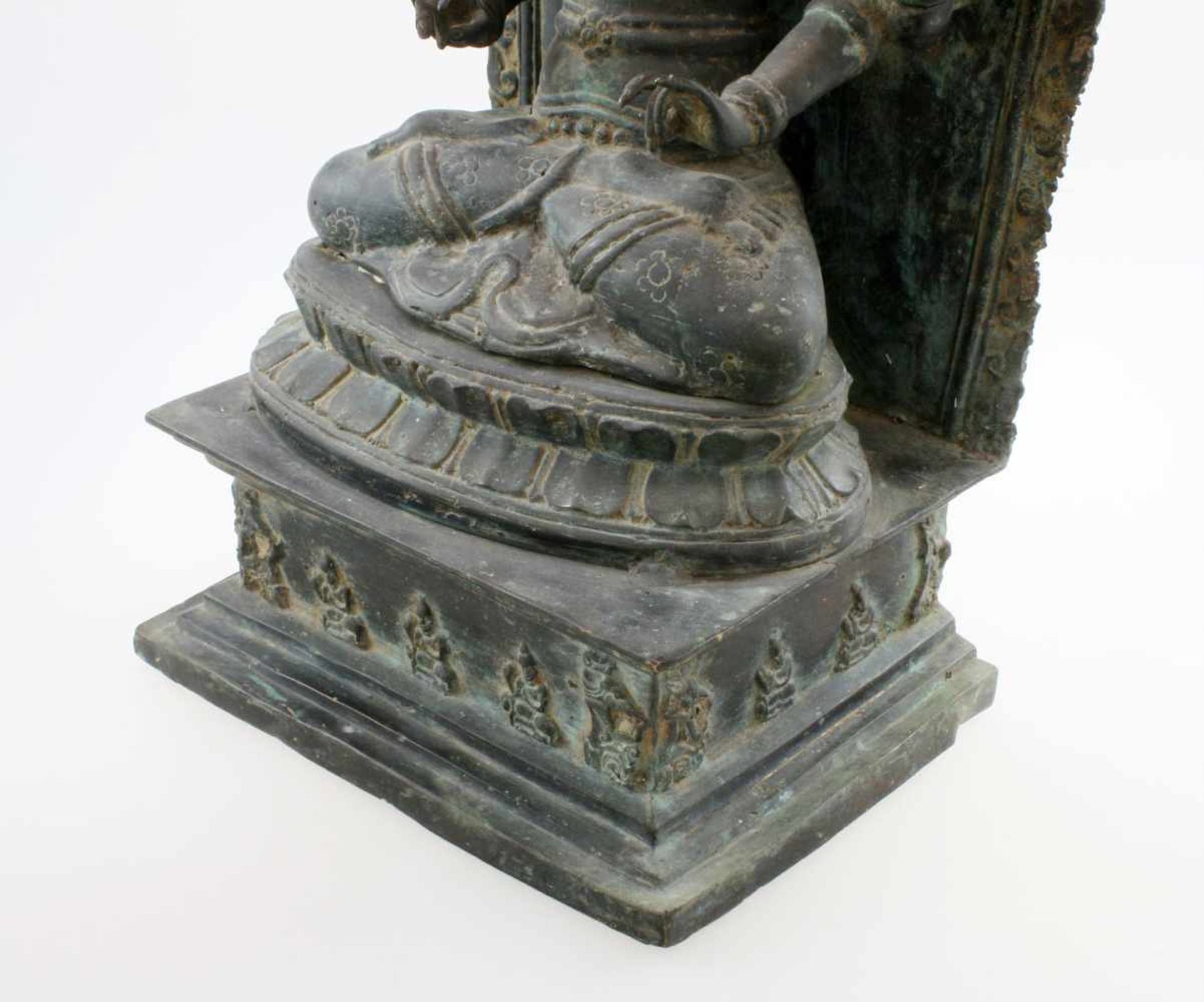 Tibet / Nepal - Bronzeskulptur "Guanyin / Avalokiteshvara" 19. Jahrhundert Gegossen in der - Image 6 of 7