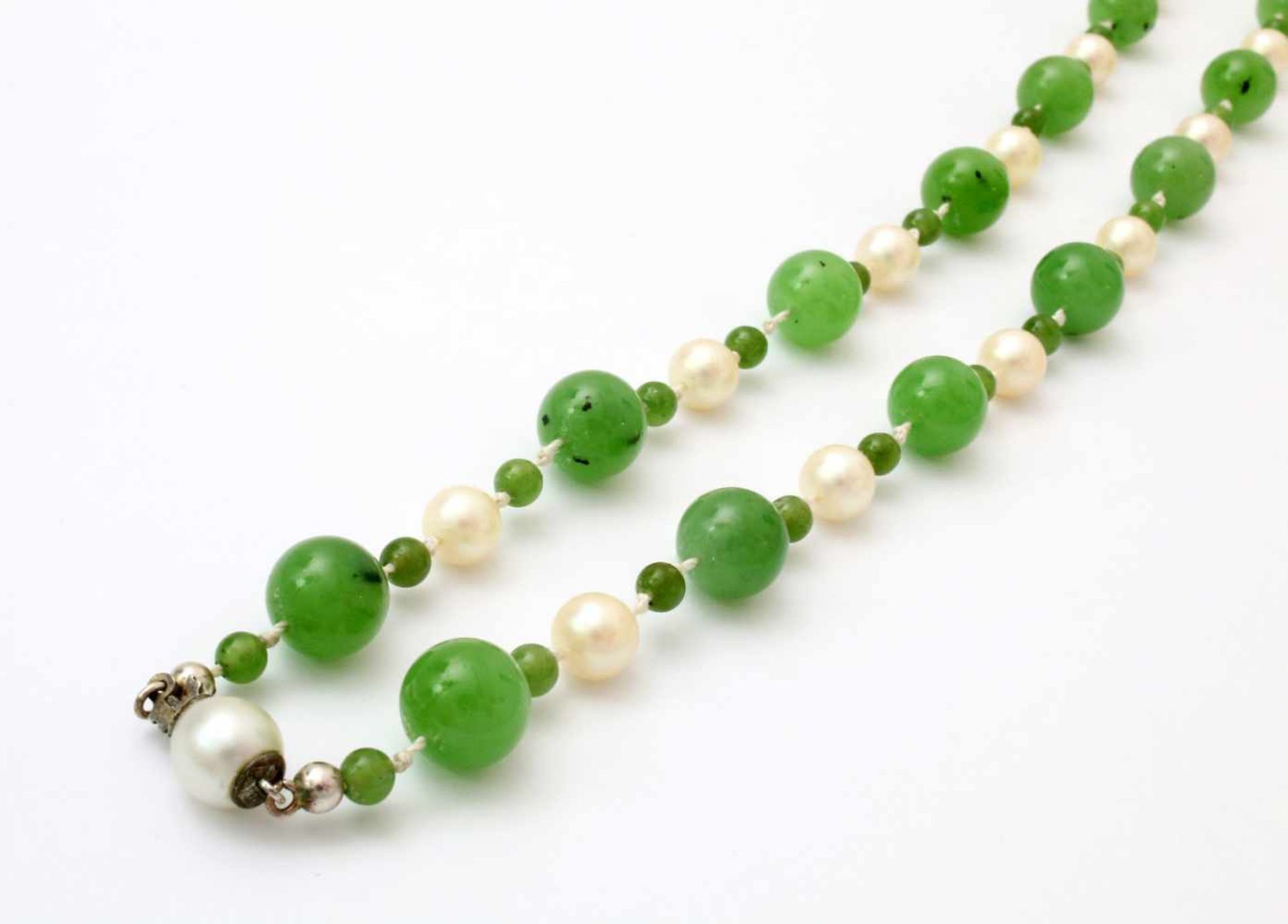 Halskette Jade und Perlen Abwechselnd grüne Jade und silberne Akoyaperlen. Länge: 130 cm, Ø Jade: - Image 3 of 3