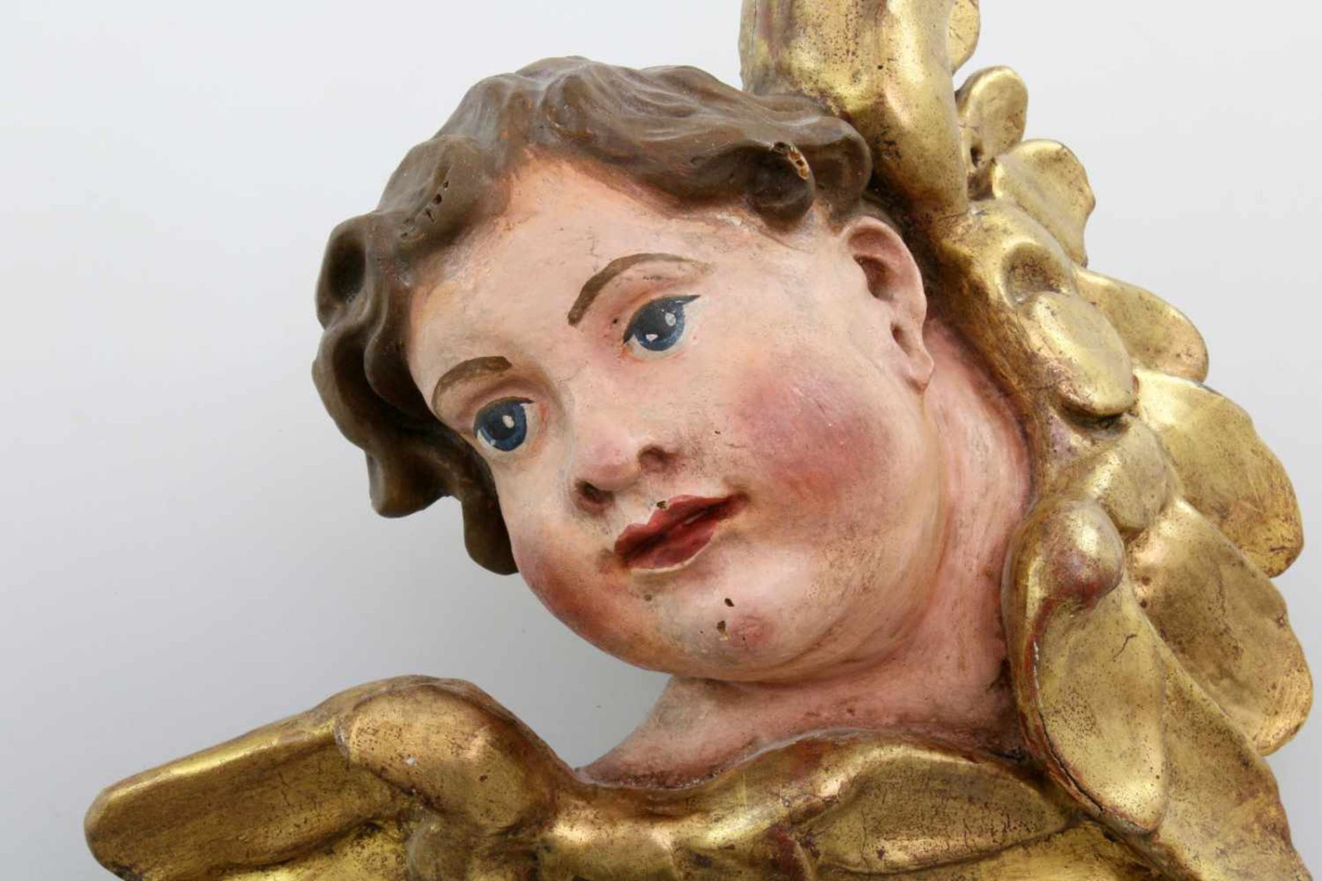 Holzfigur - Putte - 18. Jahrhundert Polychrom- und goldstaffierte Figur, Spuren von früherem - Bild 2 aus 3