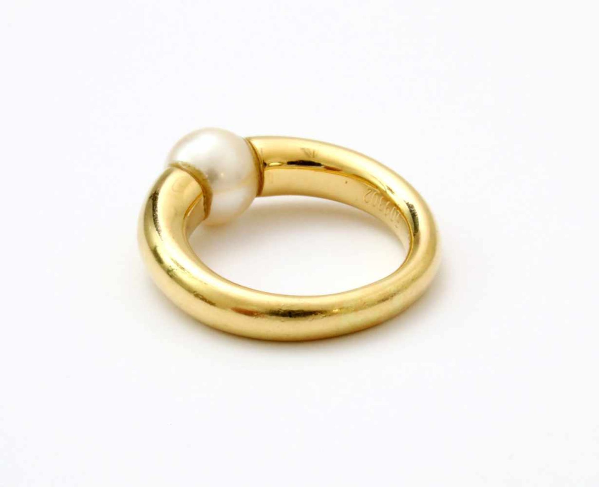 Gelbgold Cartier-Ring mit Perle GG 750, signiert "Cartier" und bez. "Cartier 1994", in zeitloser - Bild 4 aus 6