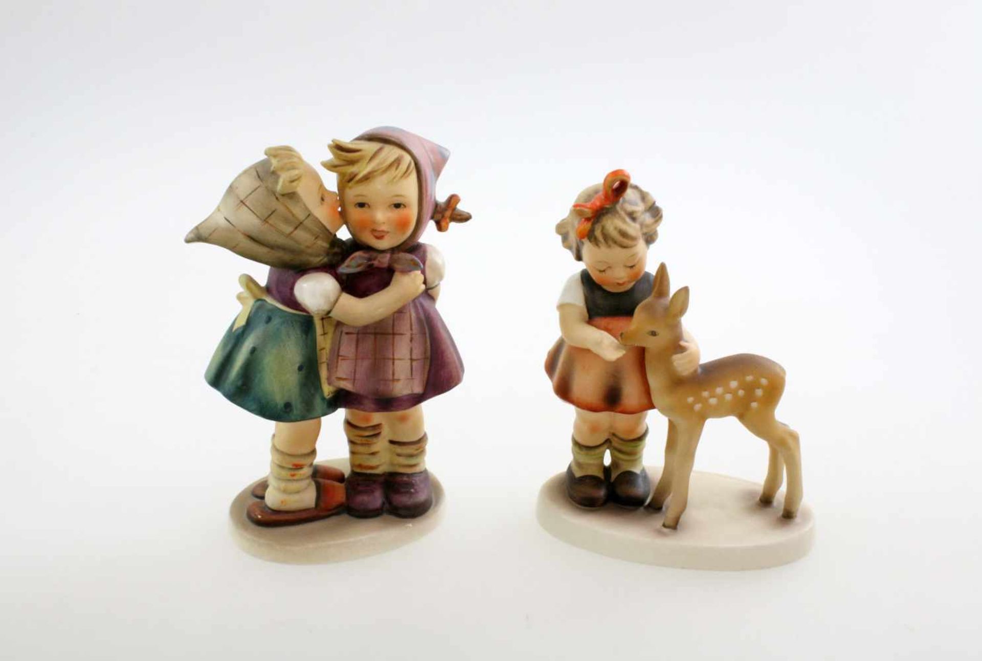 Hummelfiguren "Gute Freunde" und "Das Geheimnis" "Gute Freunde" gemarkt 1947, Nr. 136/1. Höhe: 13