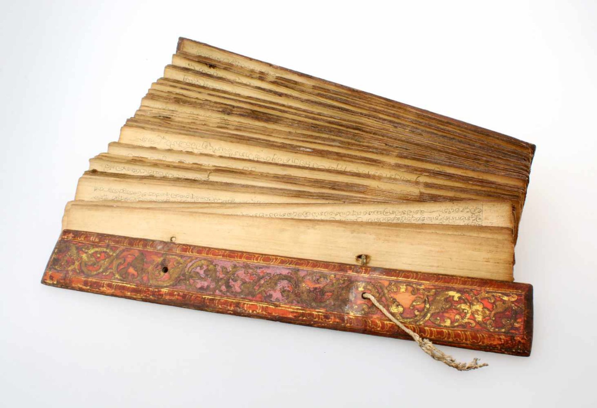 Buddhistisches Gebetsbuch - 19. Jahrhundert Bemalte Bambusdeckel, Rest von Vergoldung, ca. 150