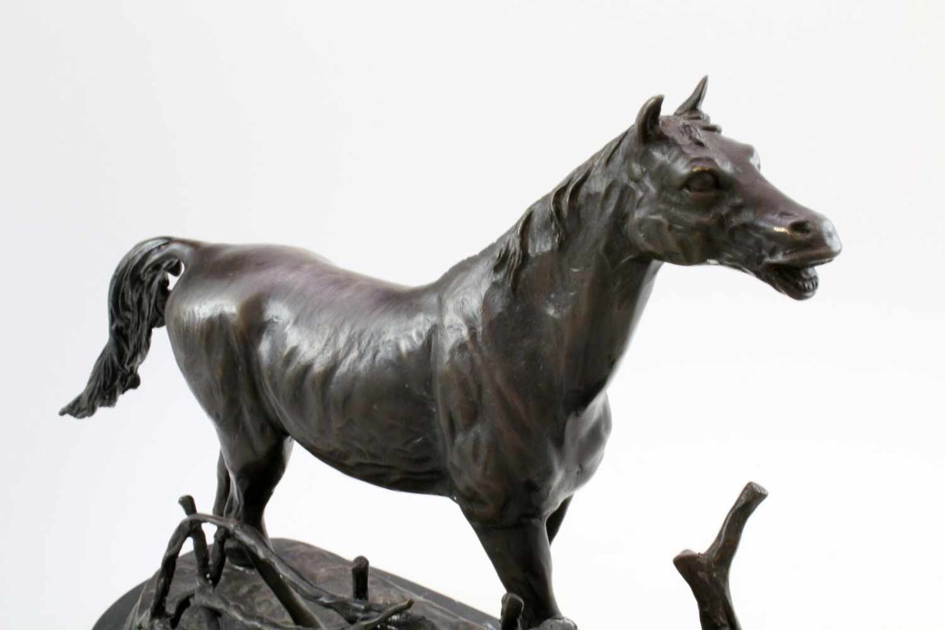 "Cheval à la Barriere" - Pierre Jule Mène (1810-1879) Bronzeguss, patiniert, schreitendes Pferd am - Bild 5 aus 7