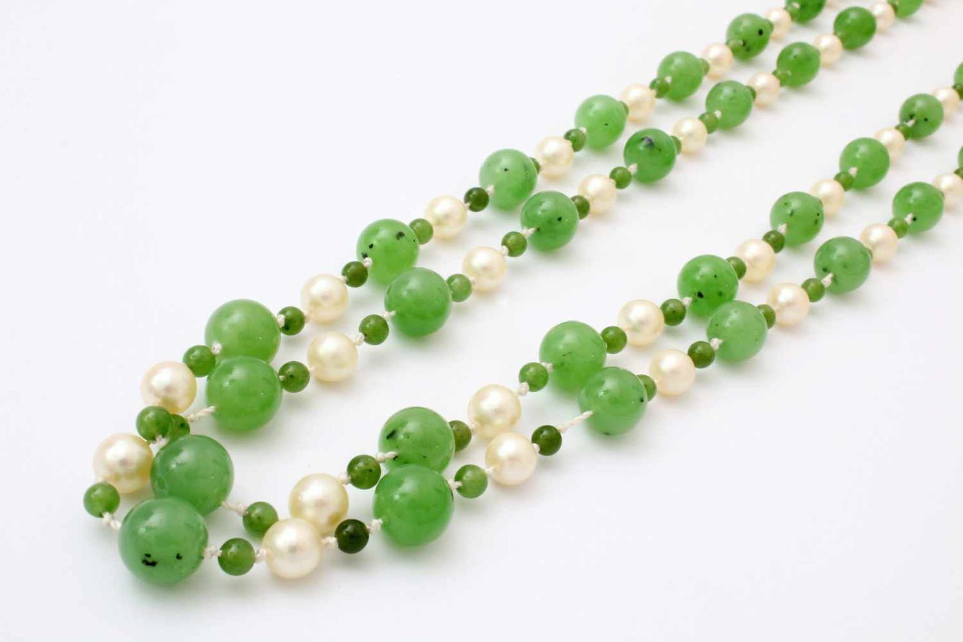 Halskette Jade und Perlen Abwechselnd grüne Jade und silberne Akoyaperlen. Länge: 130 cm, Ø Jade: - Image 2 of 3