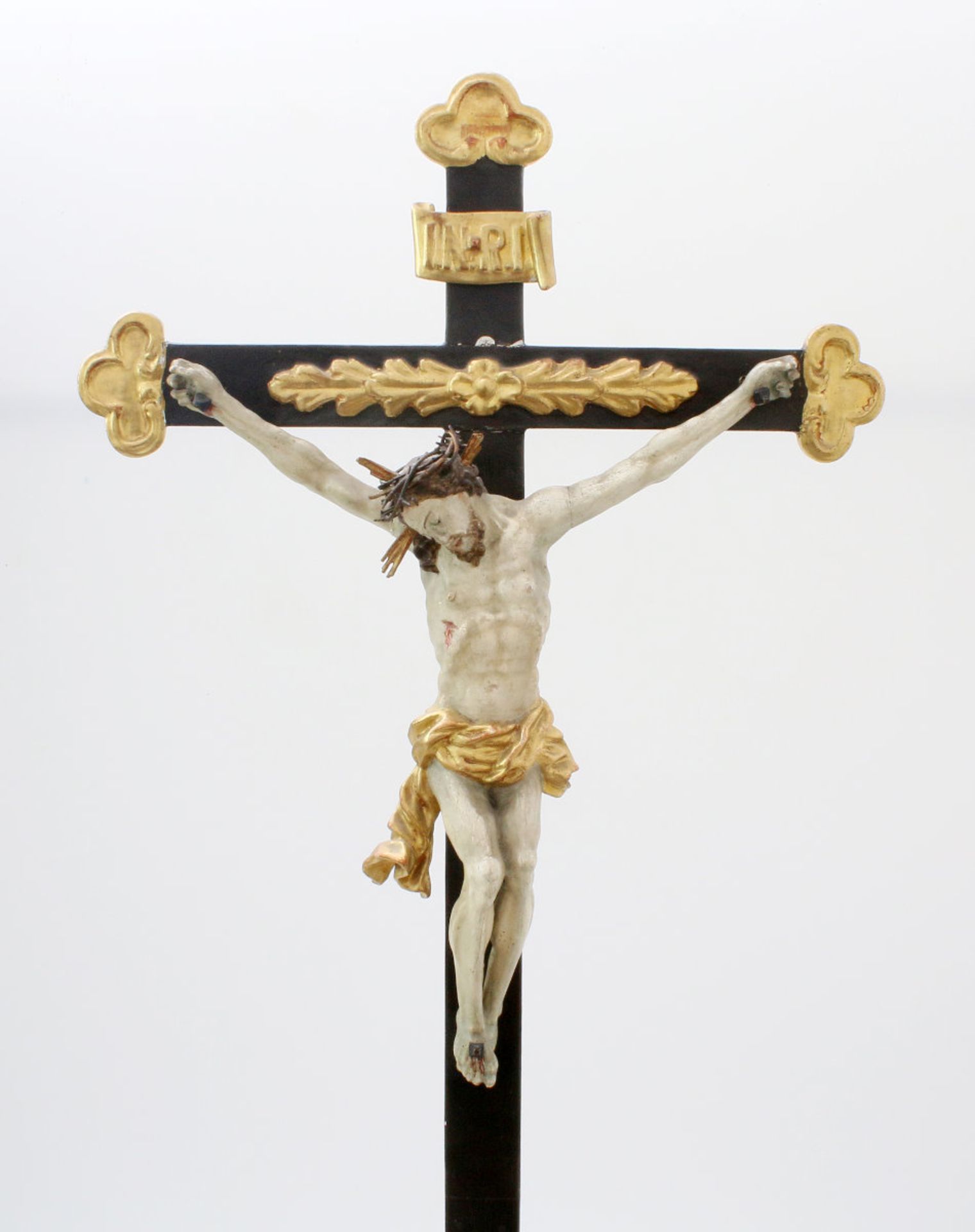 Großes Standkruzifix Dreinageltypus, Inkarnatsfassung, Größe: 29 x 25 cm, geschwärztes Holz des - Bild 5 aus 7