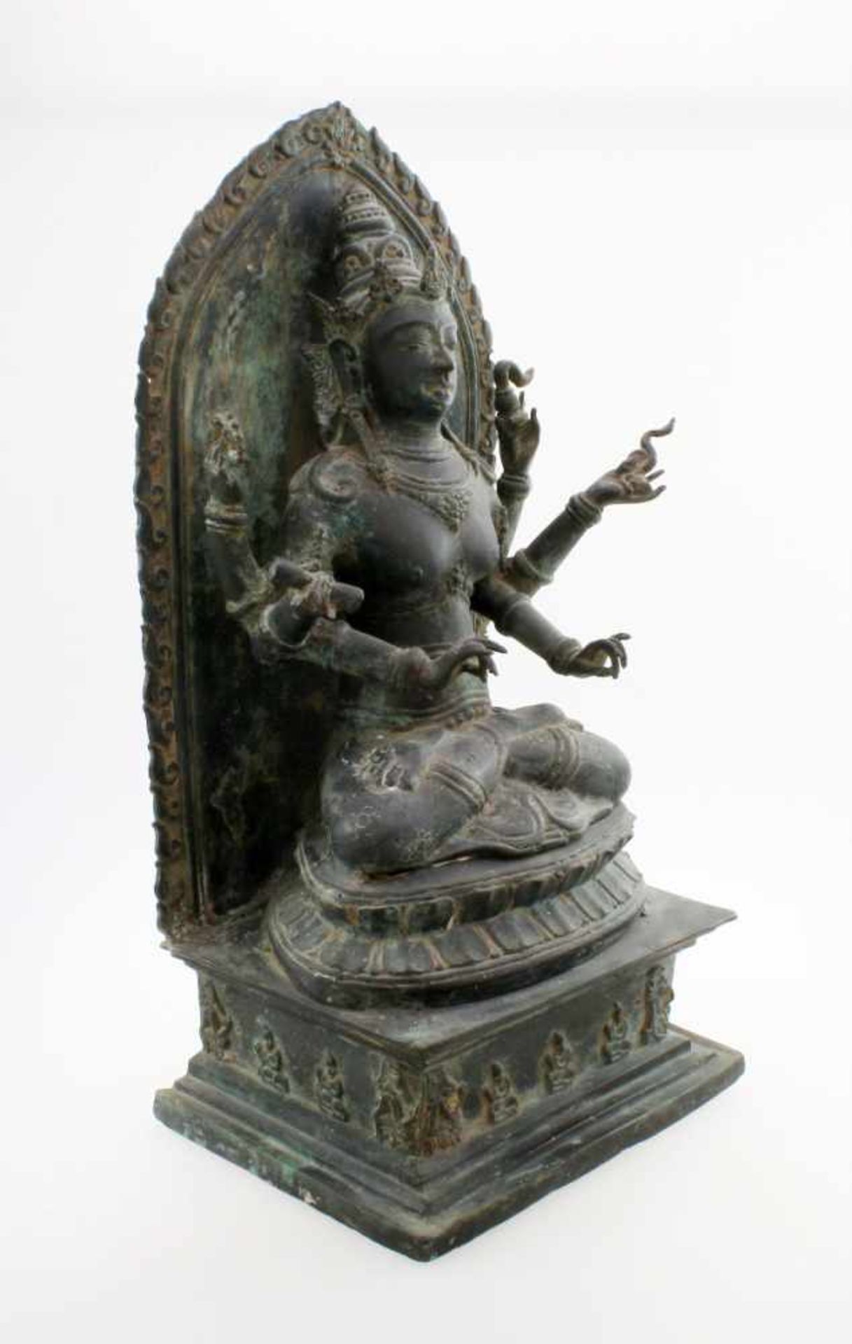 Tibet / Nepal - Bronzeskulptur "Guanyin / Avalokiteshvara" 19. Jahrhundert Gegossen in der - Image 2 of 7