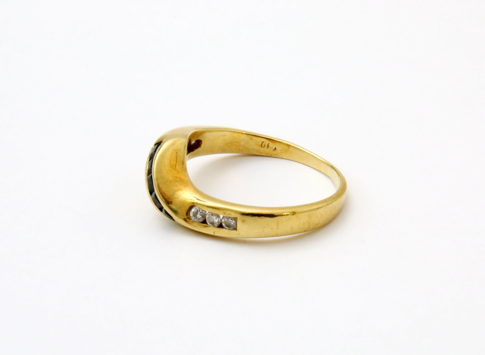 Gelbgold Ring - Brillanten und Topase GG 750, besetzt mit 6 Brillanten und 5 dunkelblauen Topasen. - Bild 3 aus 4