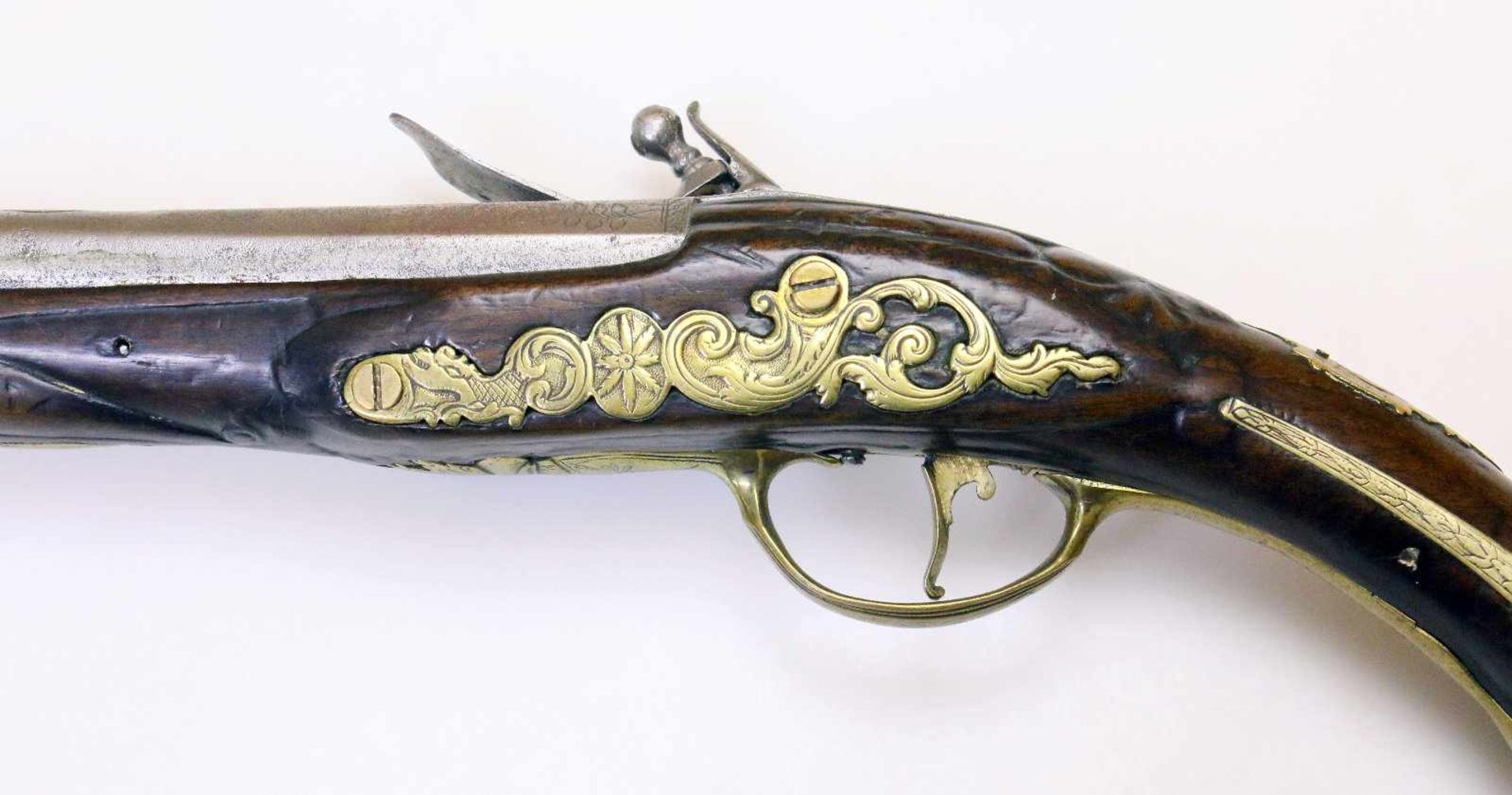 Steinschlosspistole um 1750 Achtkantiger, in rund übergehender Lauf mit leicht gestauchter - Bild 7 aus 12