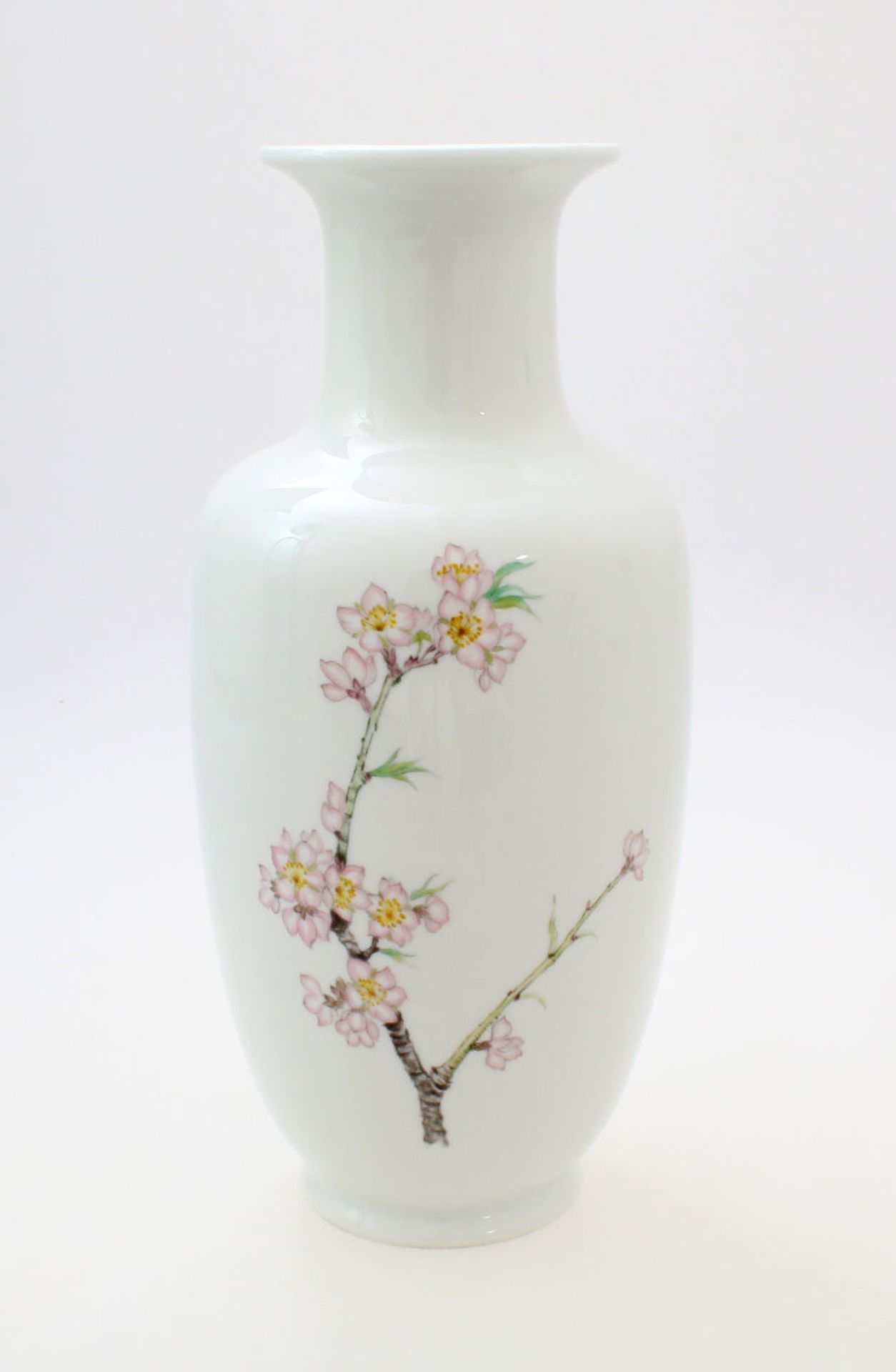 Vase Nymphenburg Porzellan Kirschblütendekor, handbemalt, am Boden signiert R. Sieck, kleiner Chip