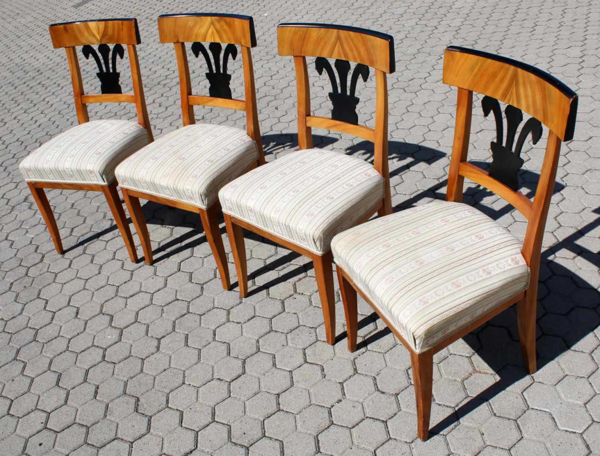 4 Biedermeier Stühle um 1820 Kirschholz, Harfe und Kanten der Rückenlehnen ebonisiert, Füße leicht - Bild 2 aus 5