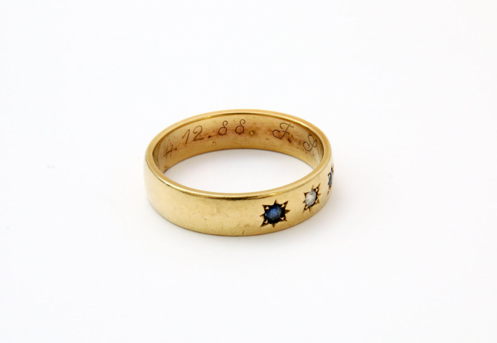 Gelbgold Ring mit Brillant und Topasen GG 585, besetzt mit einem Brillant und 2 tiefblauen Topasen