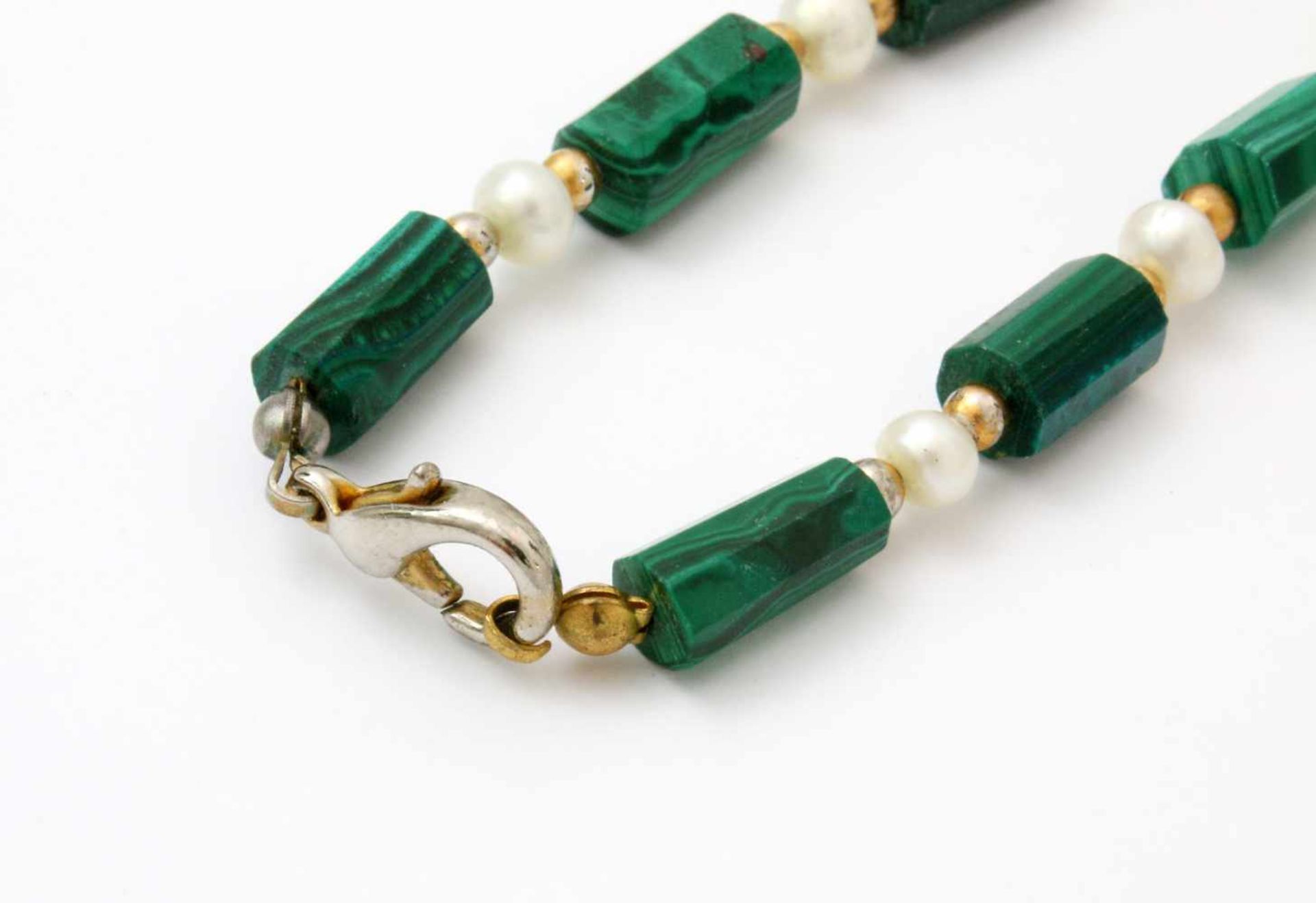 2 Halsketten - Biwa und Malachit Biwaperlenkette vierreihig mit silbernem Trachtenverschluss / - Bild 4 aus 5