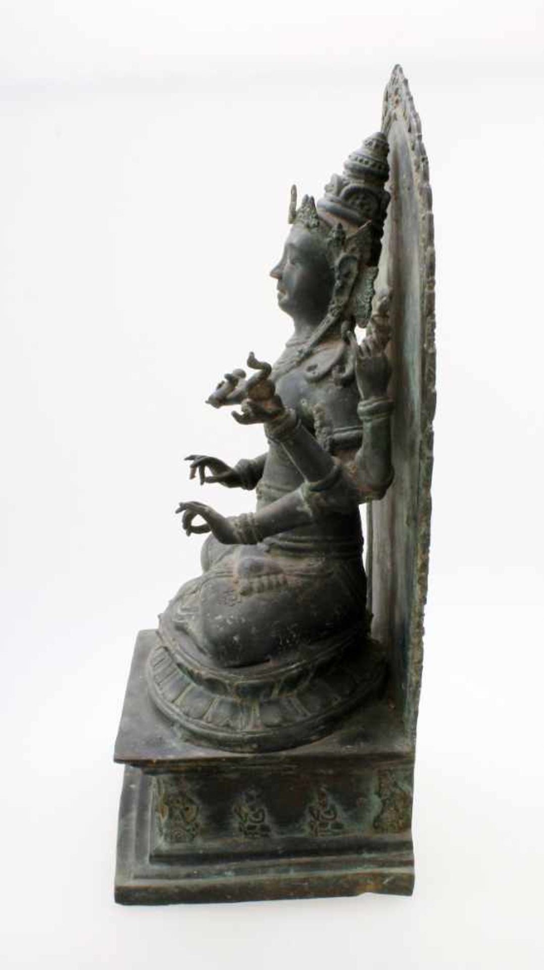 Tibet / Nepal - Bronzeskulptur "Guanyin / Avalokiteshvara" 19. Jahrhundert Gegossen in der - Image 4 of 7