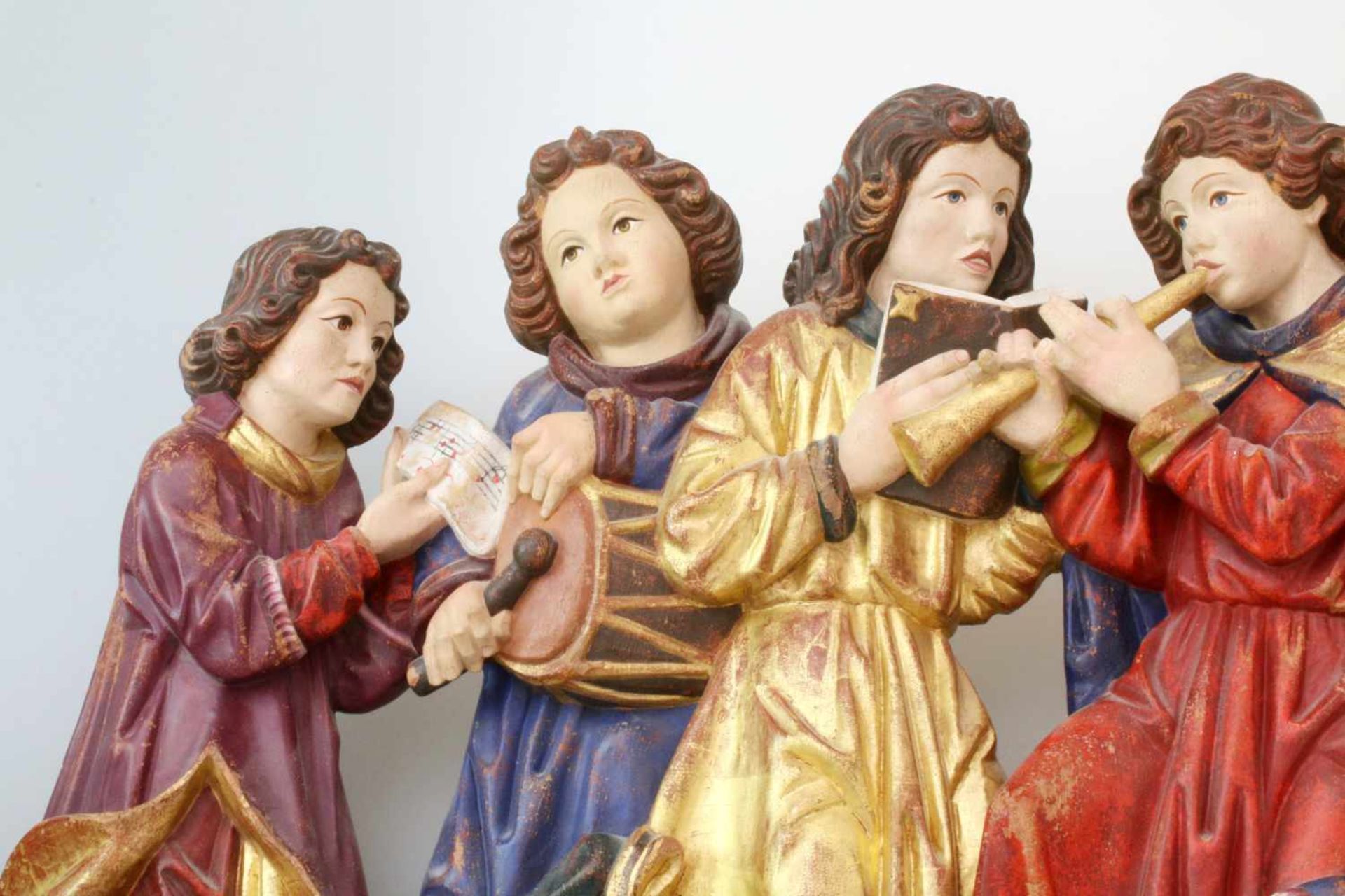 Große Holzfigur - musizierende Figurengruppe Polychrom- und goldstaffiert, feine Schnitzerei, alle - Bild 2 aus 4