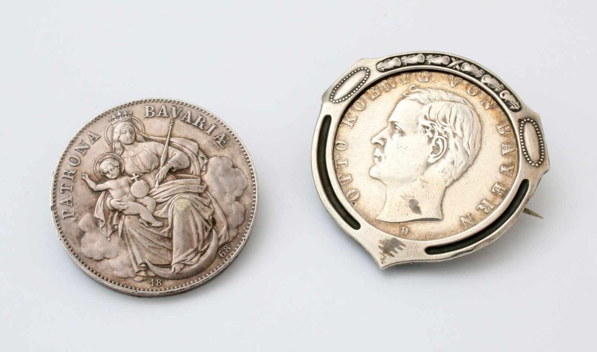 2 silberne Münzbroschen um 1900 Otto von Bayern, 3 Mark, Ø 39 mm; Partrona Bavariae / Ludwig II.,