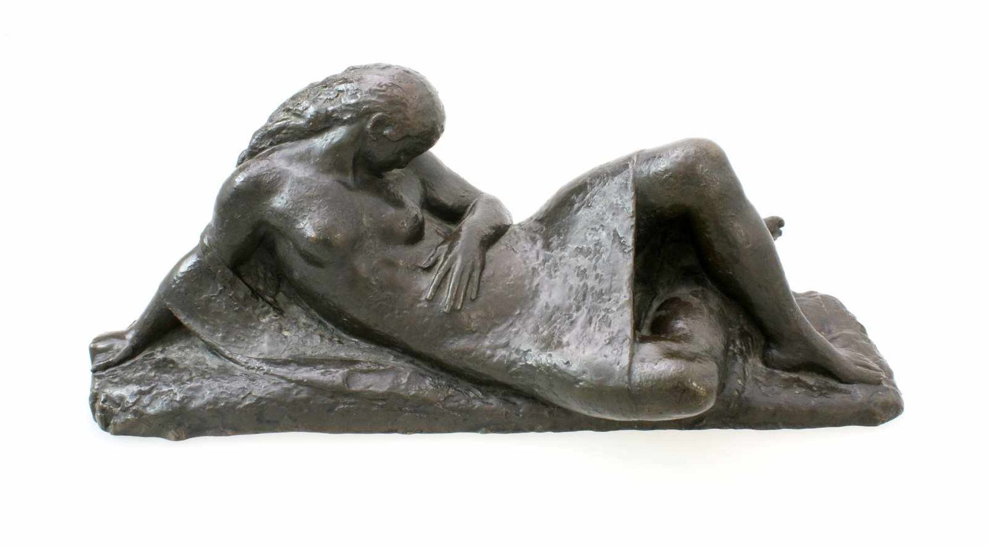 Bronzeplastik - Ferdinand Liebermann (1883-1941) Liegender, weiblicher Halbakt, Figur mit langen