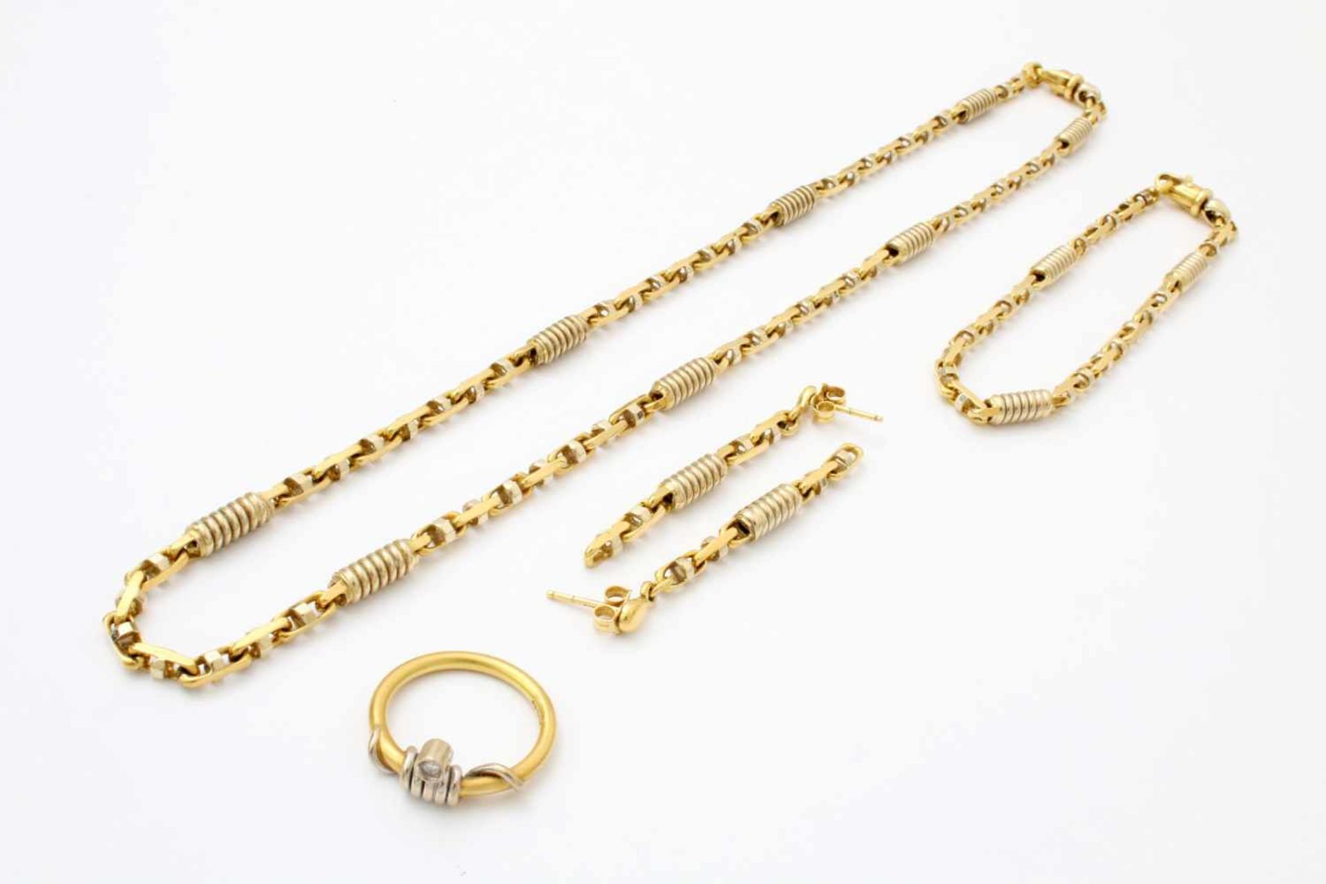 Modernes Gelbgold Schmuckset - Halskette, Armkettchen, Ohrringe, Brillantring GG 750, geschliffene