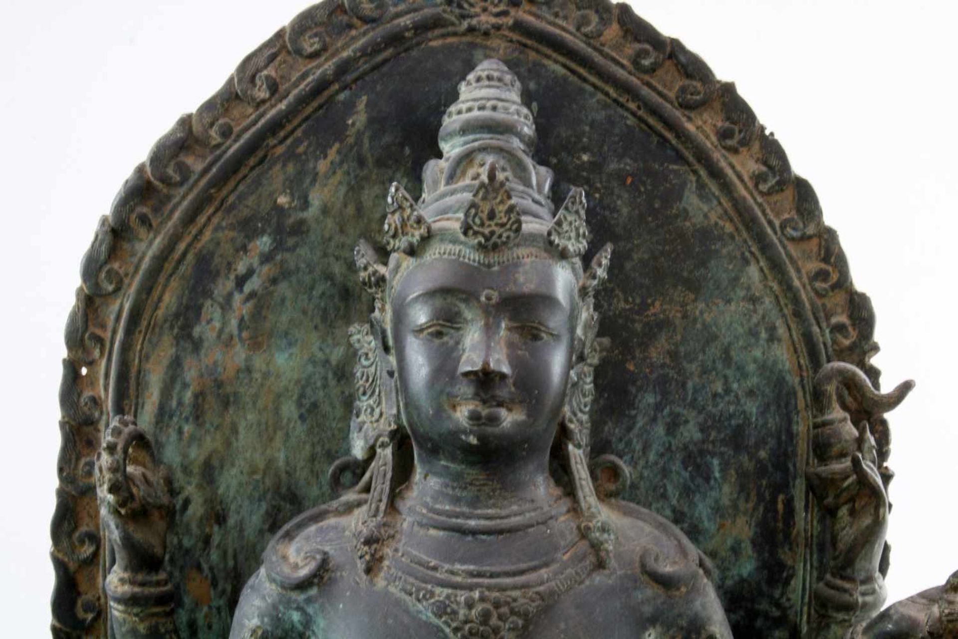 Tibet / Nepal - Bronzeskulptur "Guanyin / Avalokiteshvara" 19. Jahrhundert Gegossen in der - Image 7 of 7